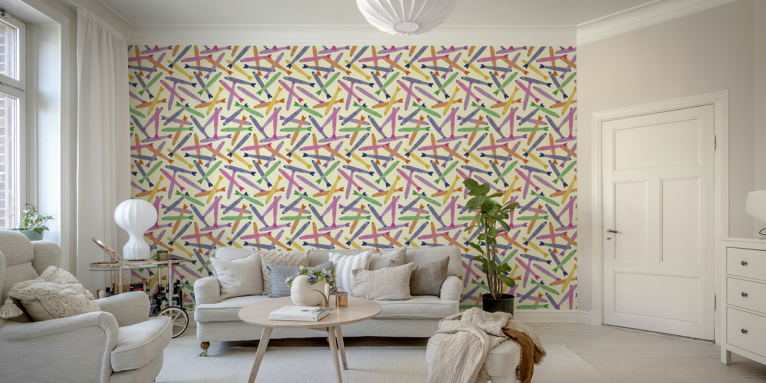 Motivi colorati di acciughe lanciate su uno sfondo murale color crema