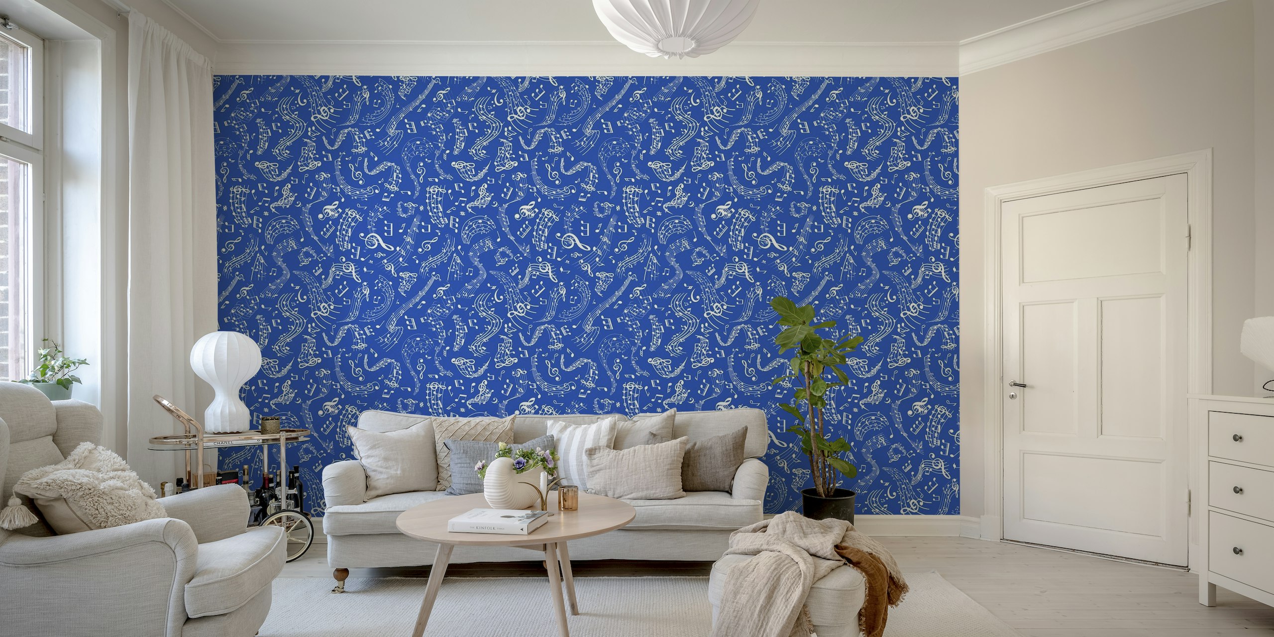 Mural de parede azul cobalto com notas musicais brancas e padrão de símbolos