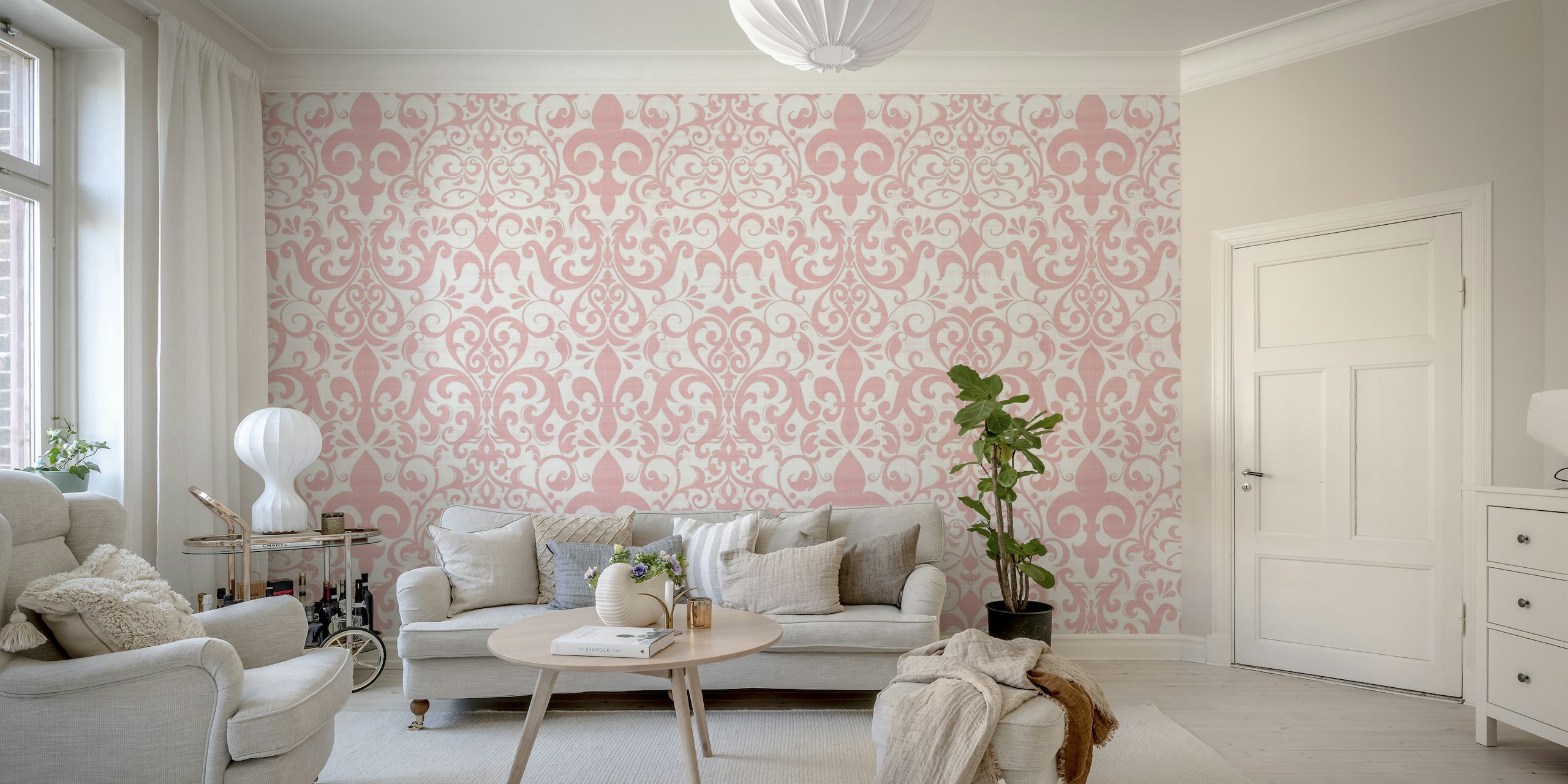 Pastellin vaaleanpunainen seinämaalaus, jossa klassinen fleur de lis ja rullakuvio ranskalaiseen pellavailmeen.