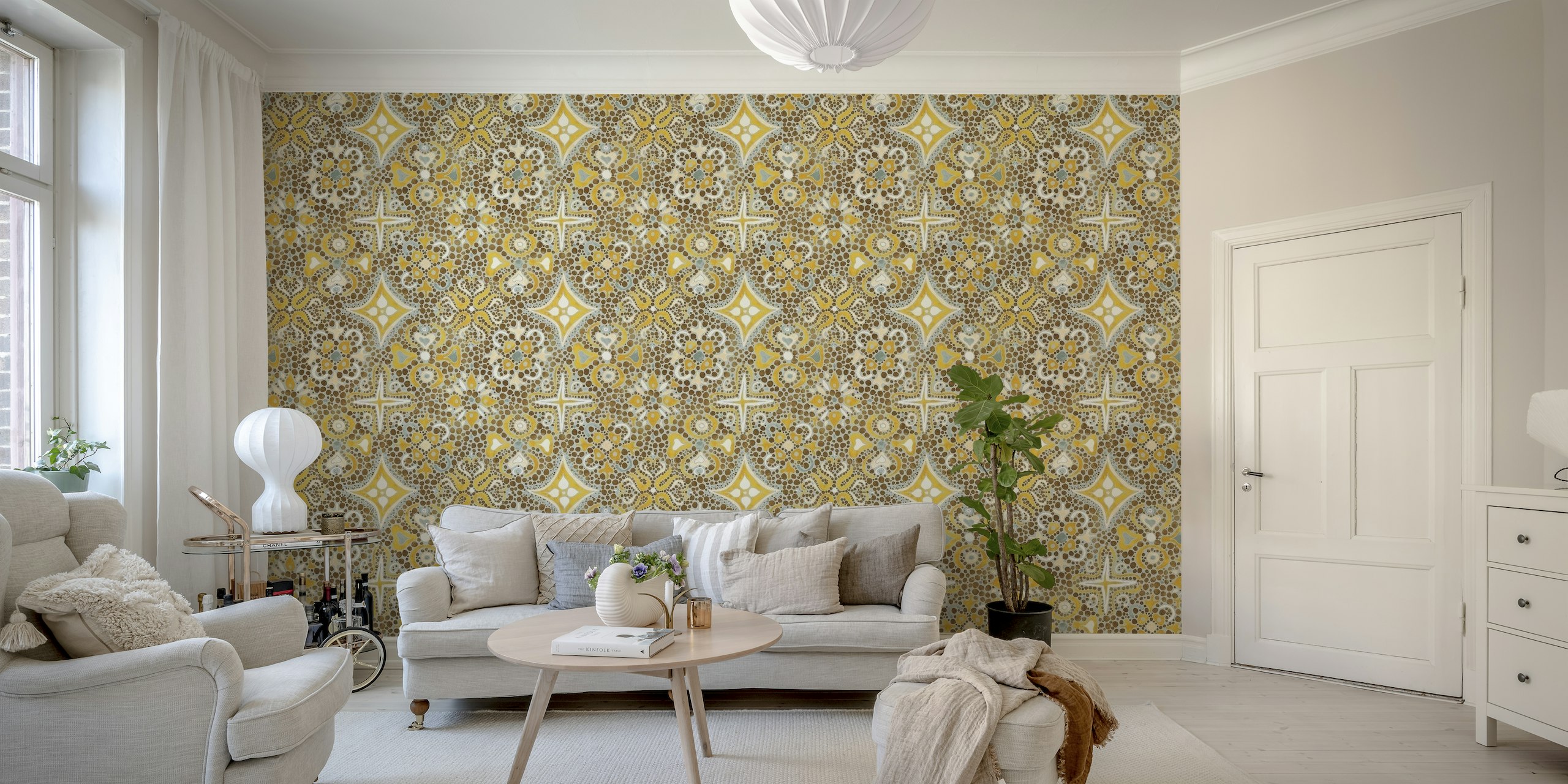 Gammelt gul mosaikvægmaleri med indviklede maksimalistiske mønstre