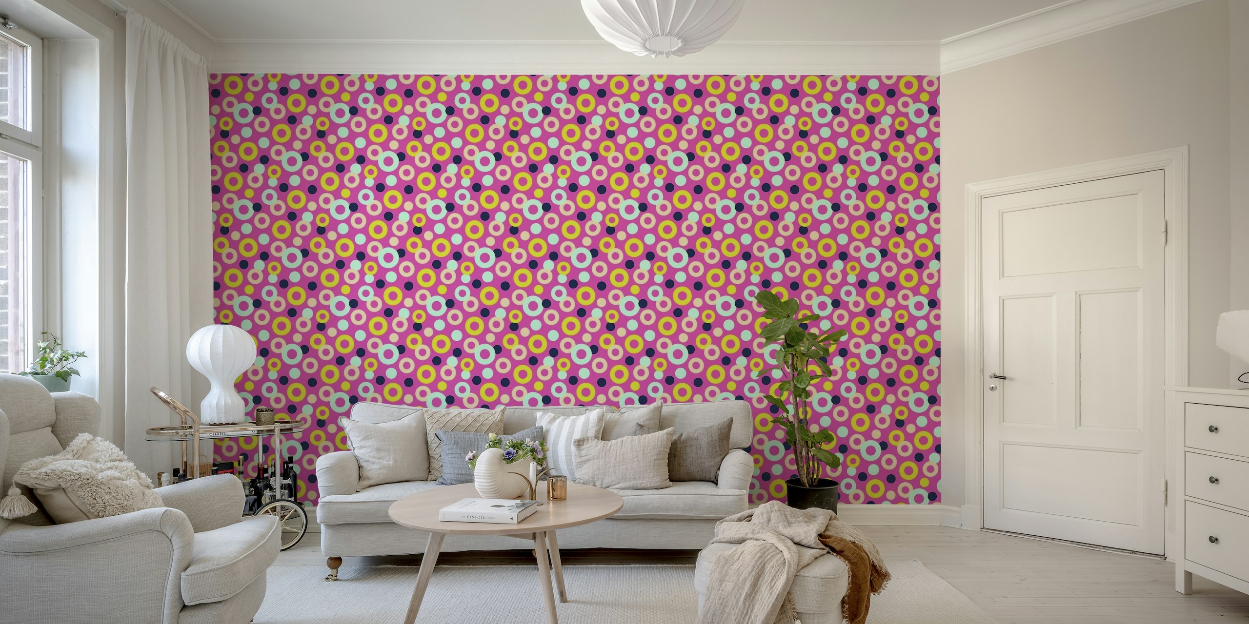 DROPS Lunares Anillos Mural de pared geométrico en rosa intenso con detalles multicolores.