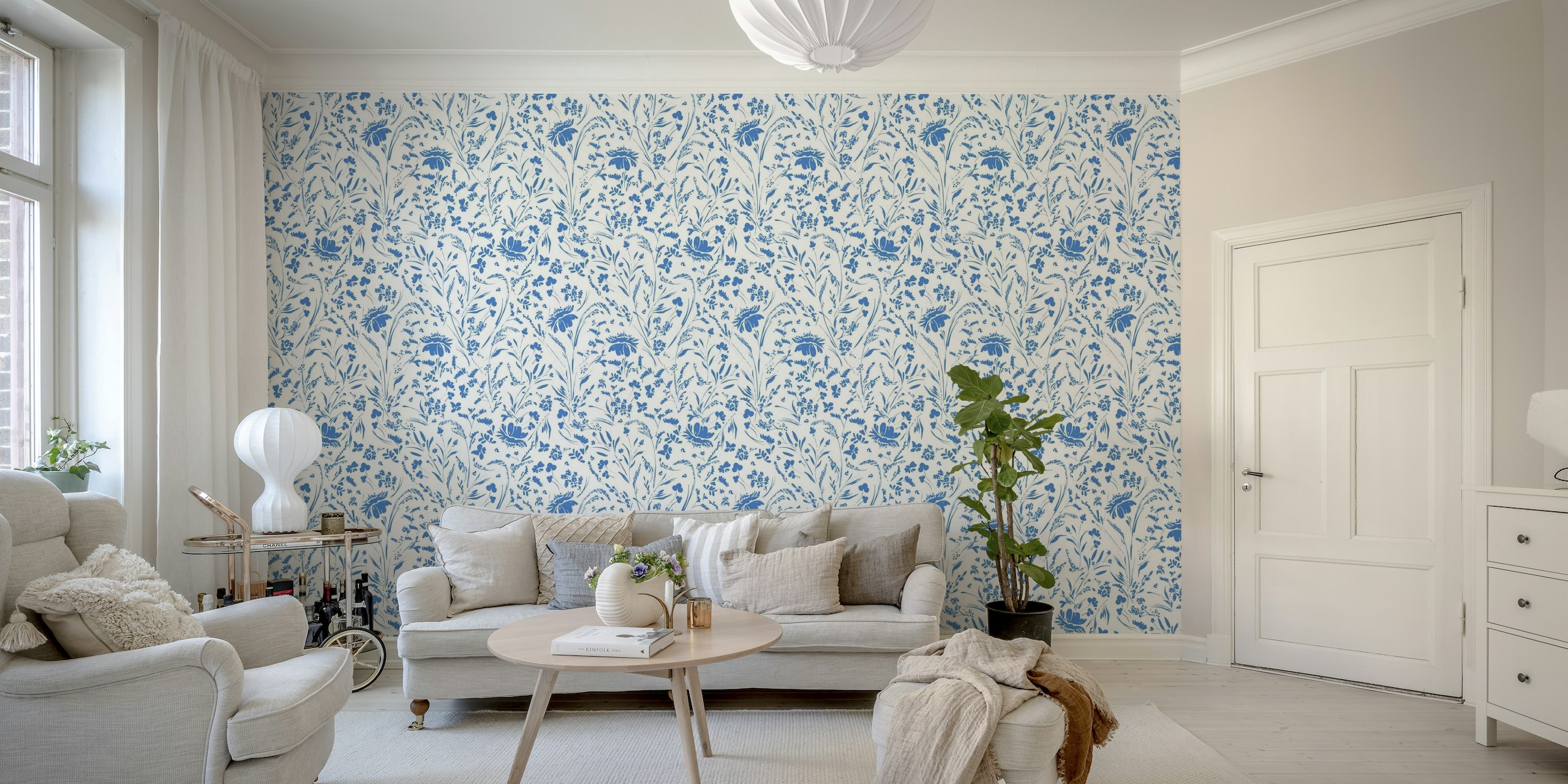 Sinivalkoinen kukkainen seinämaalaus, jossa on tyylikkäitä kukintoja ja lehtiä