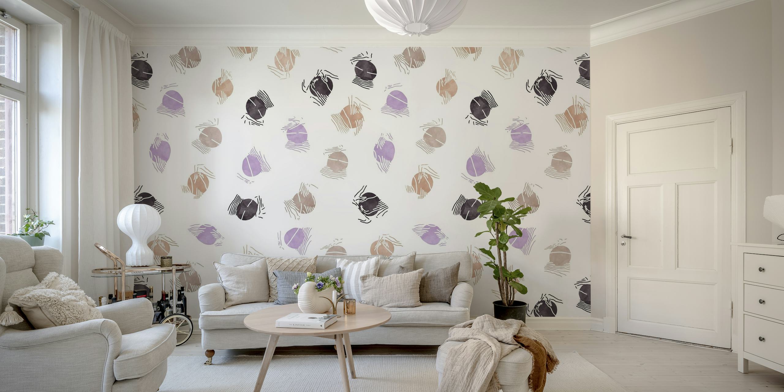 Värikkäät abstraktit ympyrät laventelin, beigen ja hiilen sävyissä valkoisella taustalla olevalla seinämaalauksella