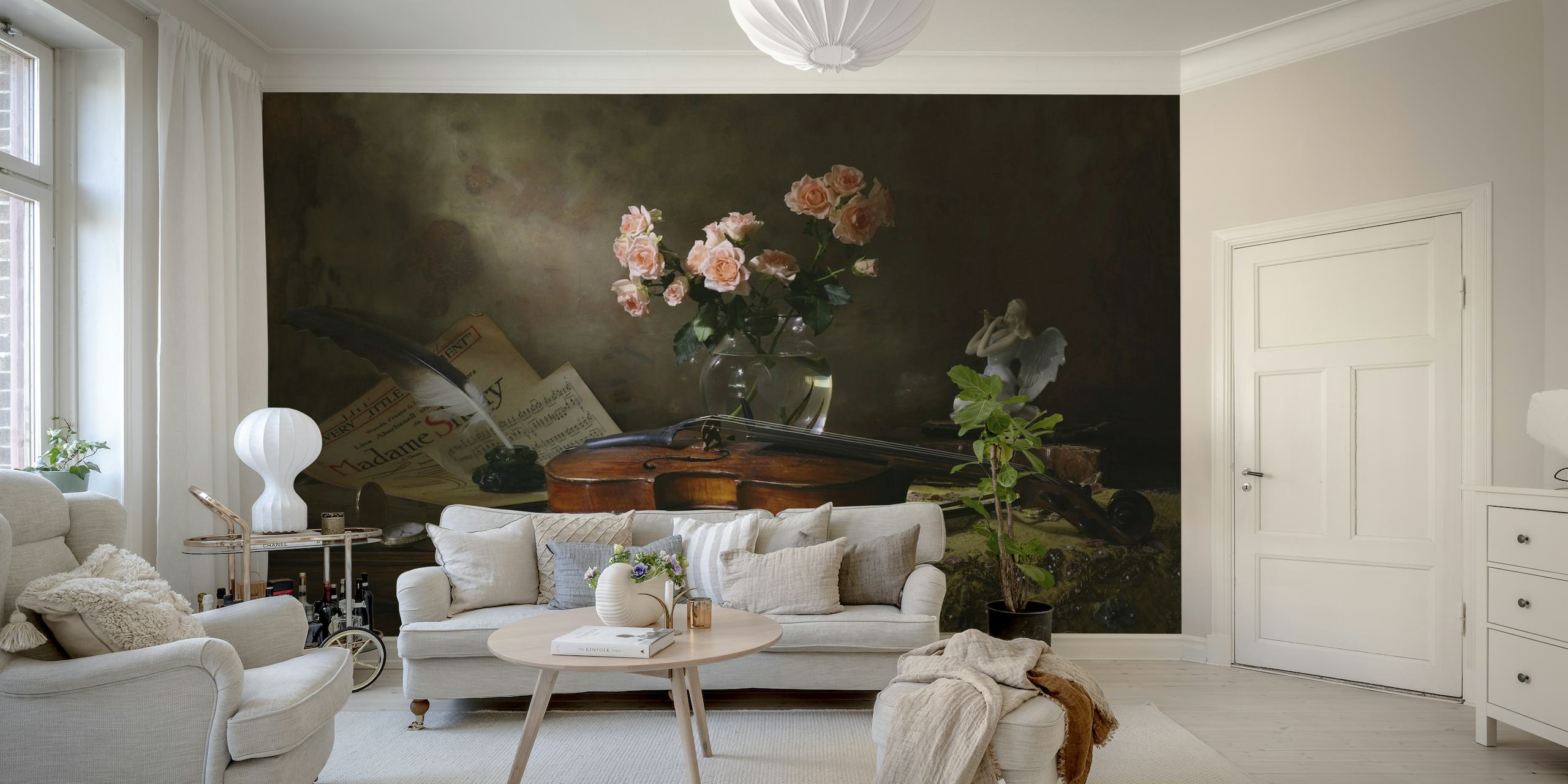 Asetelma-seinämaalaus, jossa on viulu ja vintage-tunnelmia ruusuja