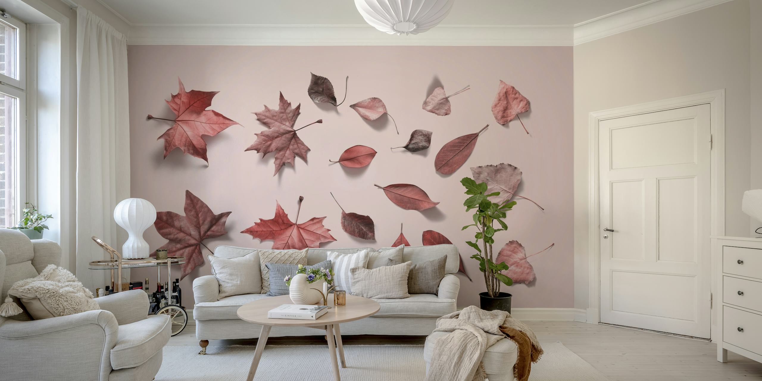 Vaaleanpunainen seinämaalaus, jossa syksyn lehtiä hajallaan eri vaaleanpunaisissa sävyissä.