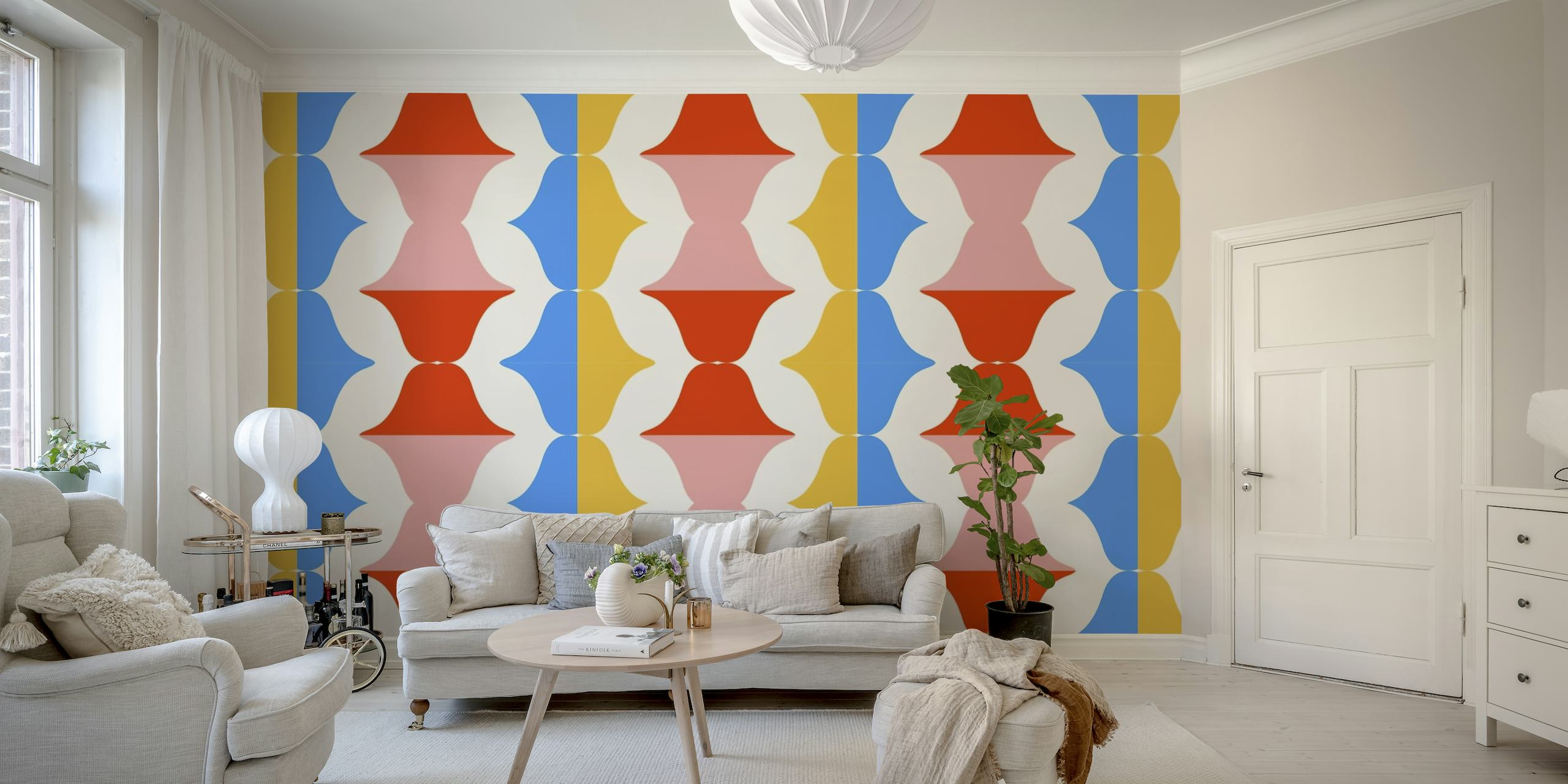 Retro-geïnspireerde muurschildering met lippenpatroon in pop-artstijl op een geometrische blauwe, oranje en roze achtergrond.