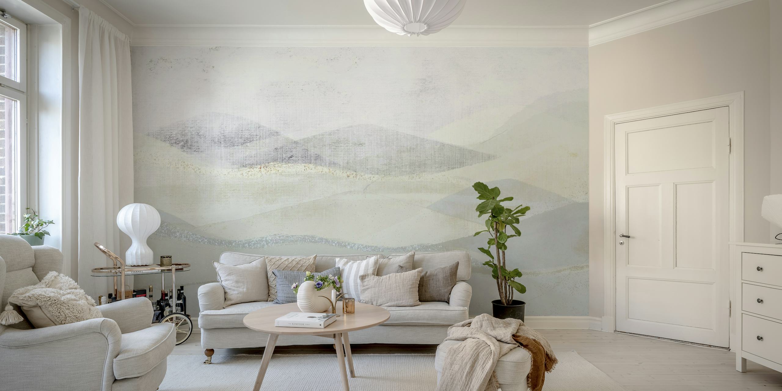 Abstrakt vægmaleri med cremede hvide og bløde gråtoner, der ligner et frostklart landskab