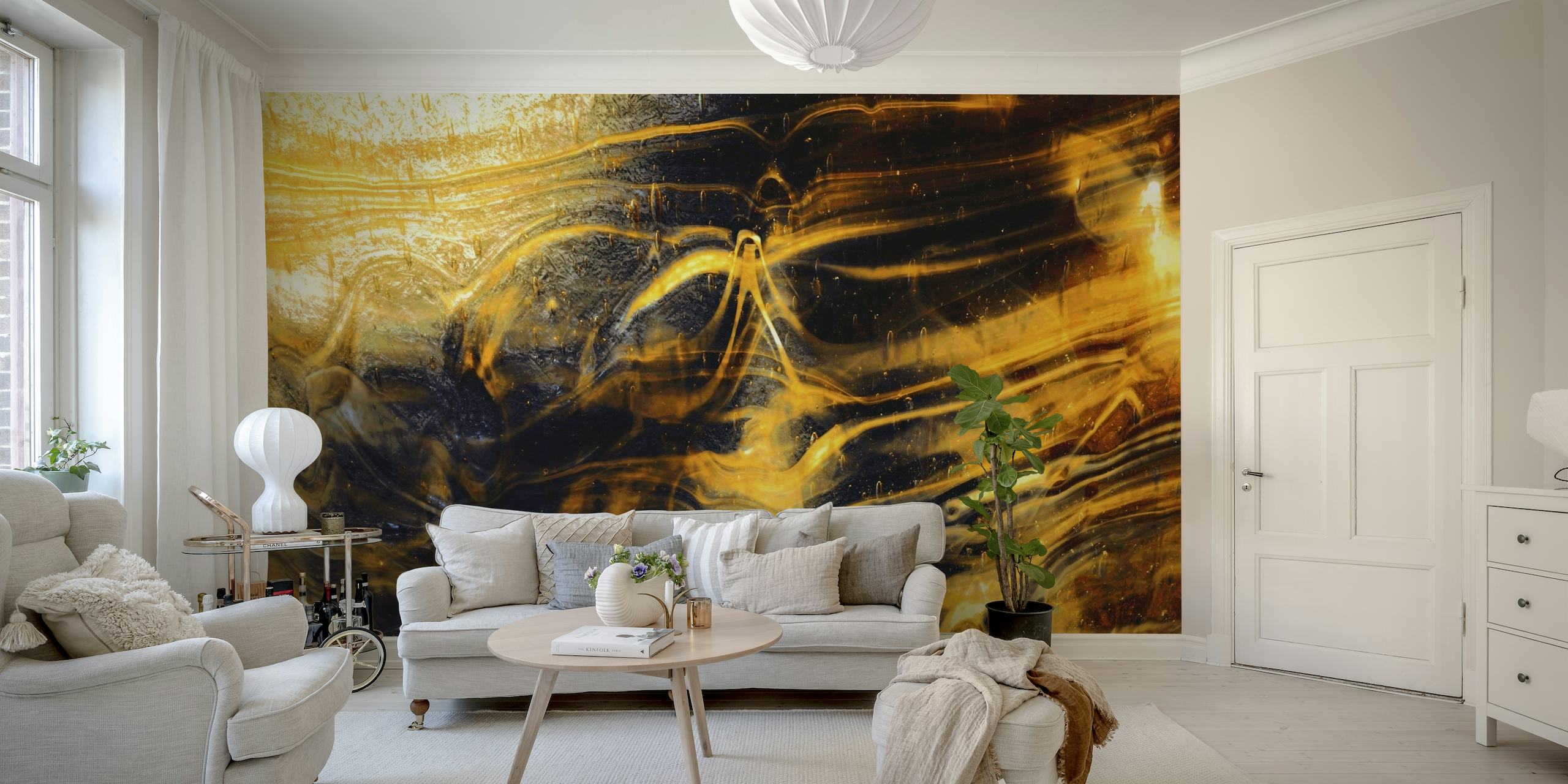 Elegante muurschildering met gouden marmerpatroon in wervelende amber- en zwarte kleuren