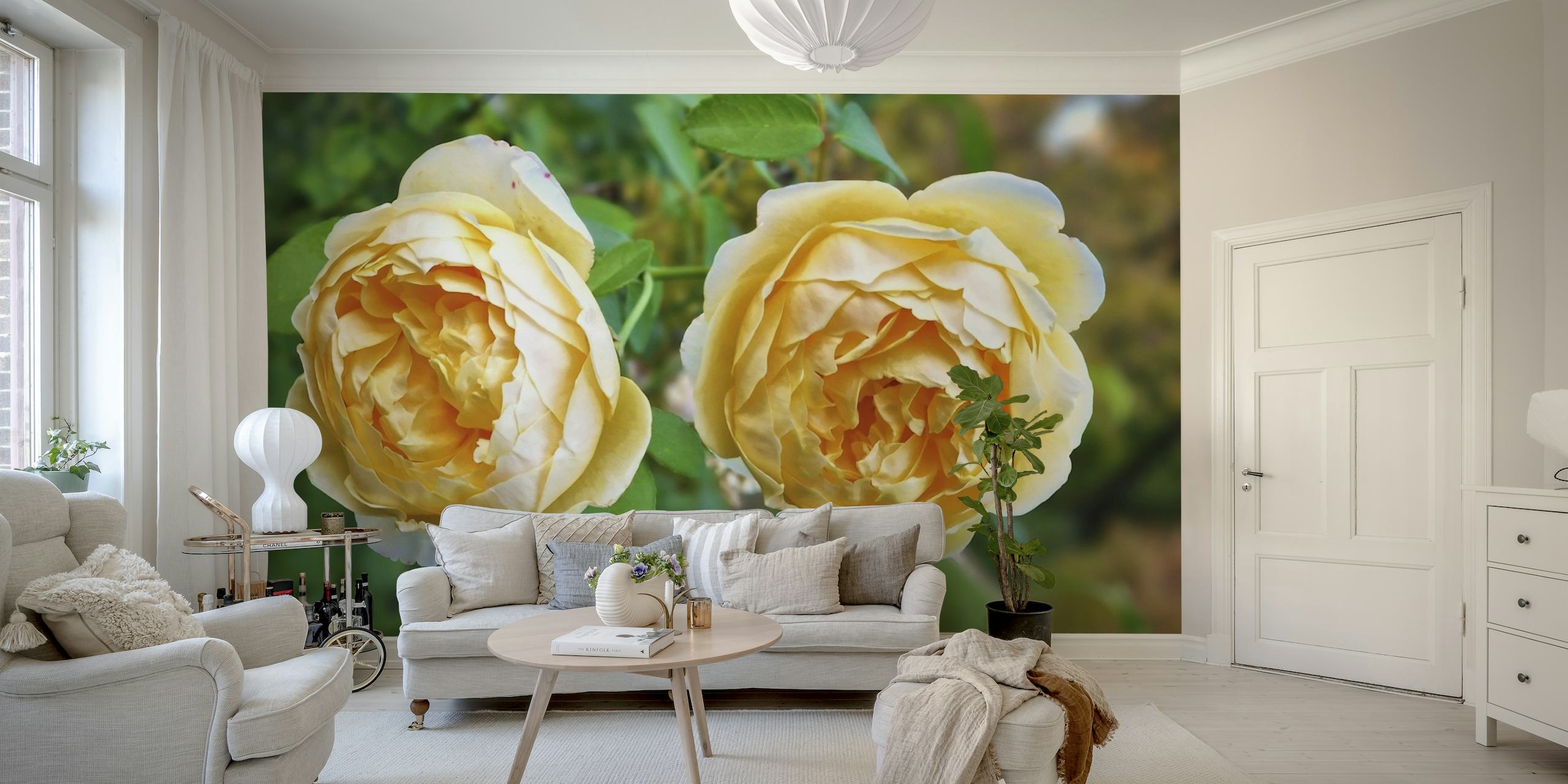 To levende gule roser i fuldt flor vægmaleri
