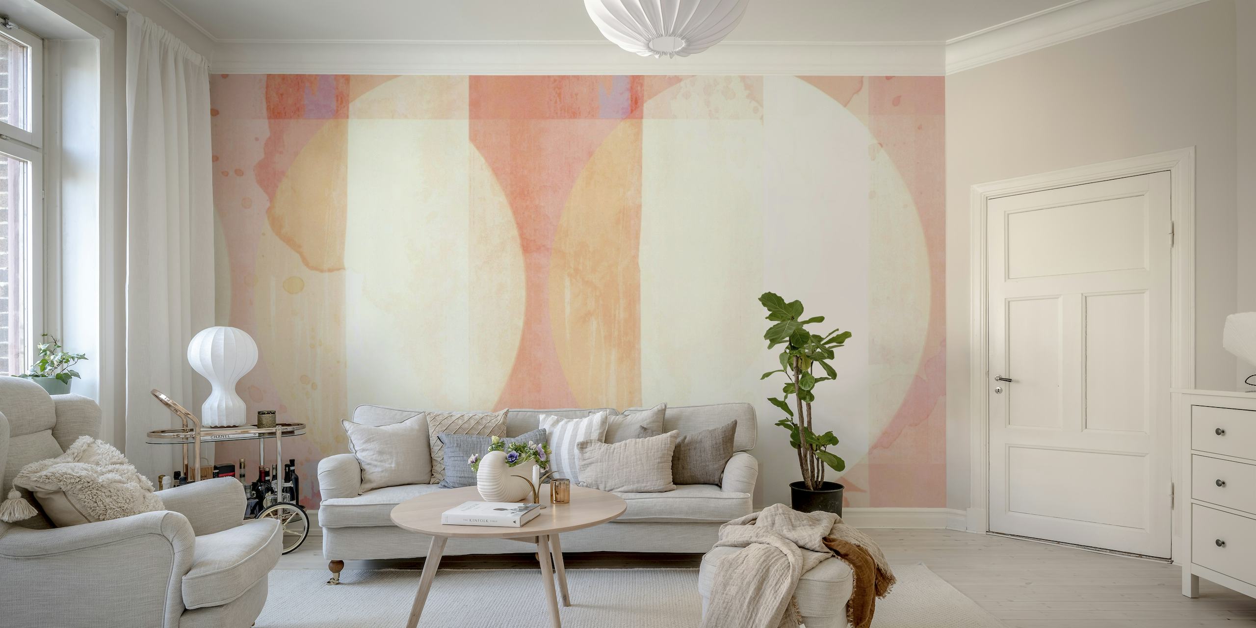 Abstrakteja persikanvärisiä muotoja grunge-kuvioilla seinämaalauksessa