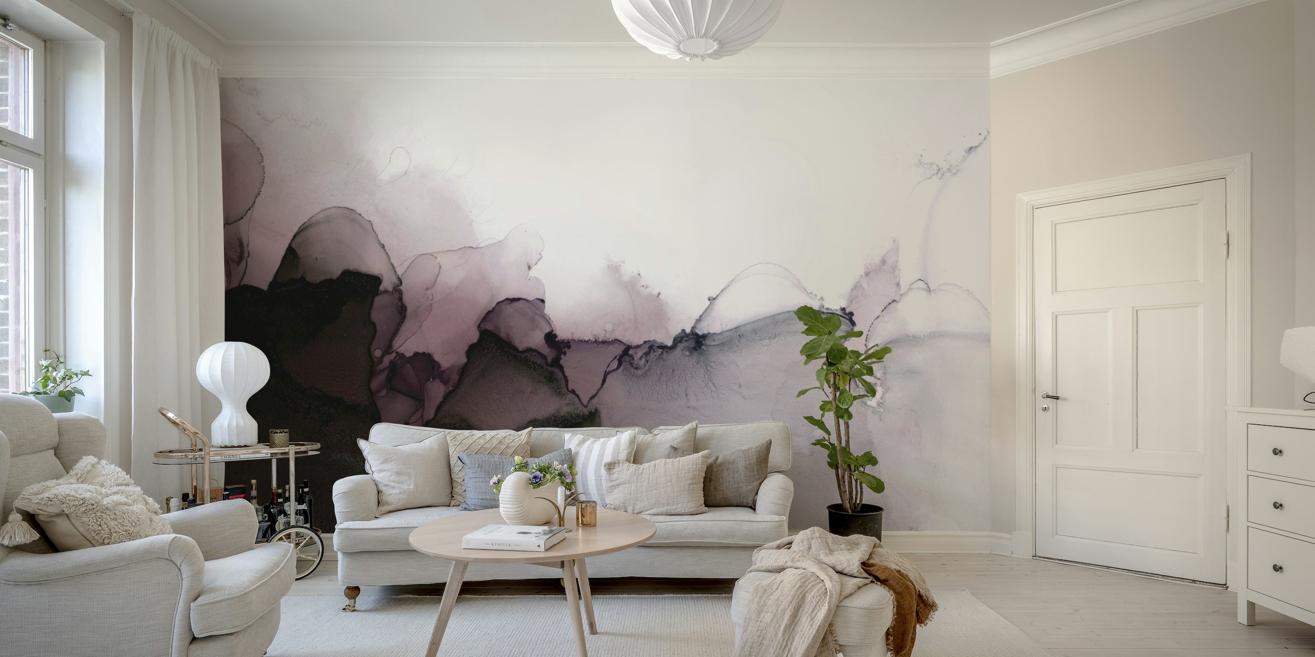 Elegantní fialová a šedá abstraktní nástěnná malba připomínající tekoucí inkoustové vzory