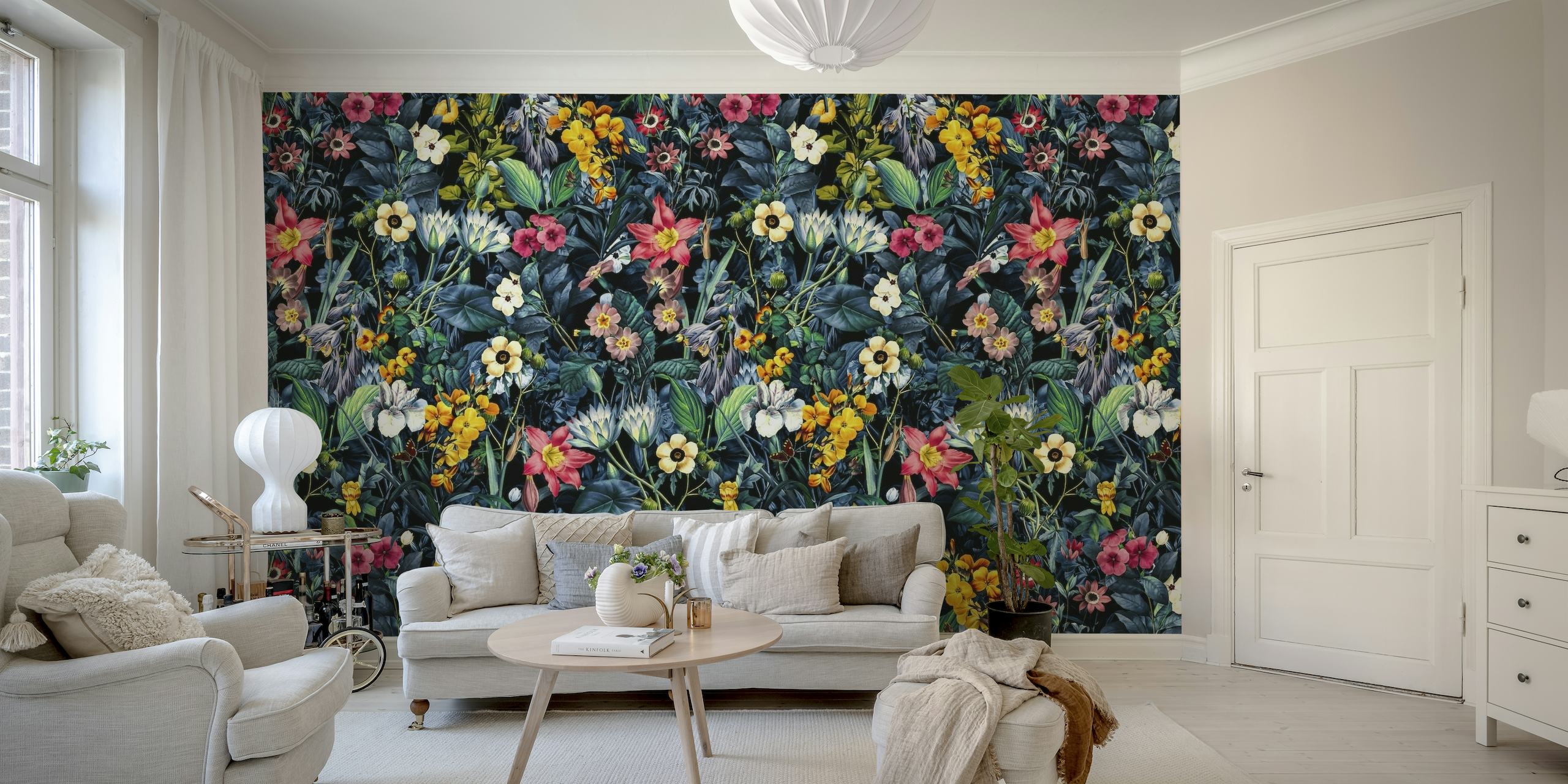 Farbenfrohes Wandbild mit exotischem Garten und verschiedenen Blumen und üppigem Blattwerk