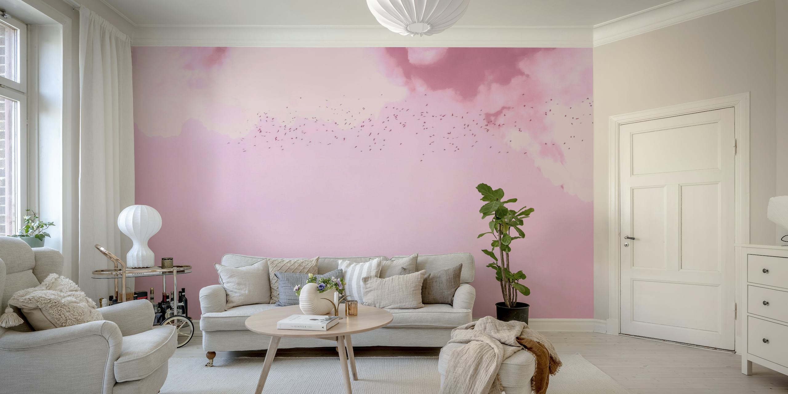 Snová růžová a purpurová nástěnná malba zobrazující ptáky v letu mezi měkkými mraky