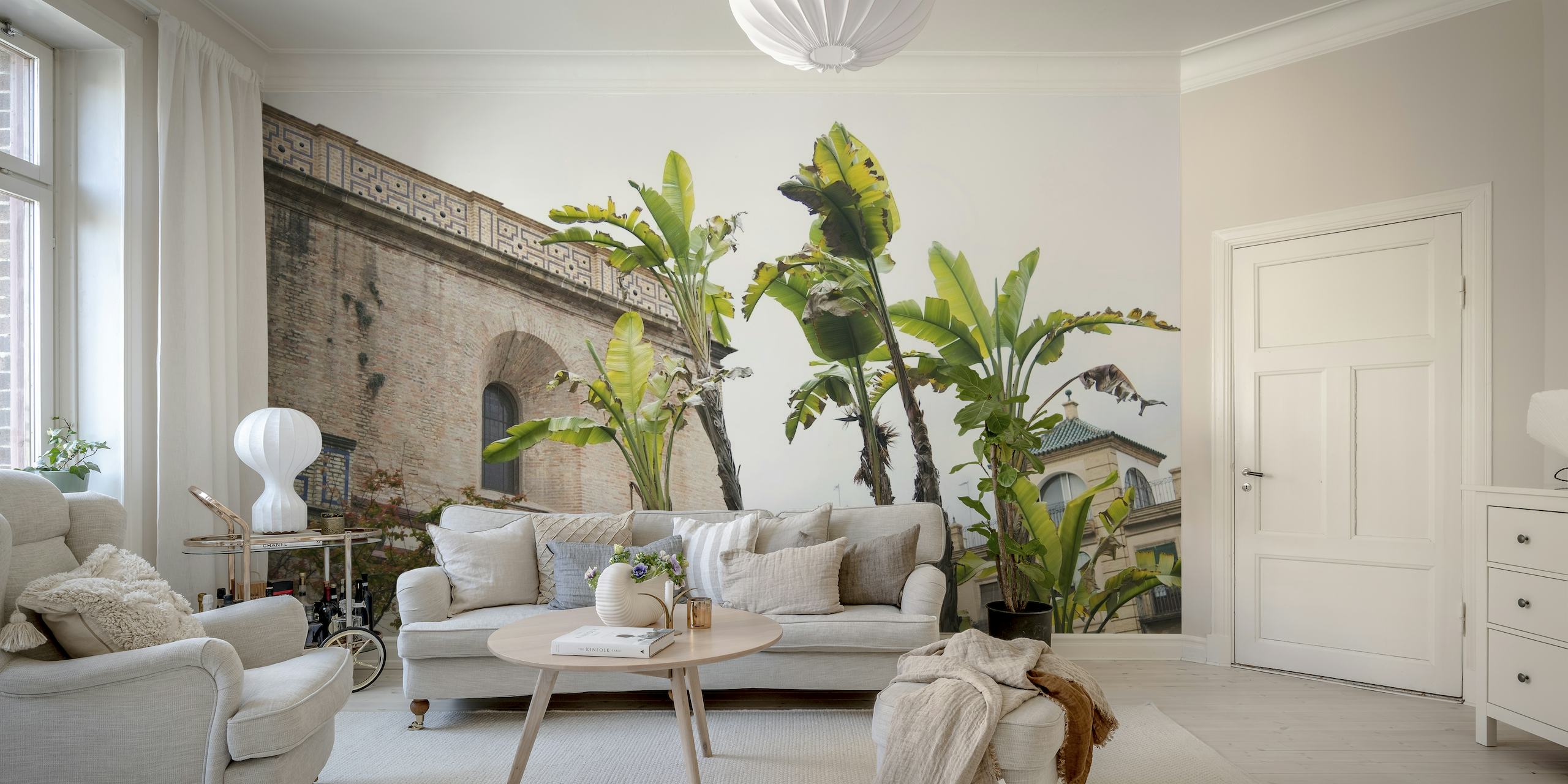 Wandbild Gebäude in Sevilla mit tropischer Paradiesvogelpflanze in Weiß