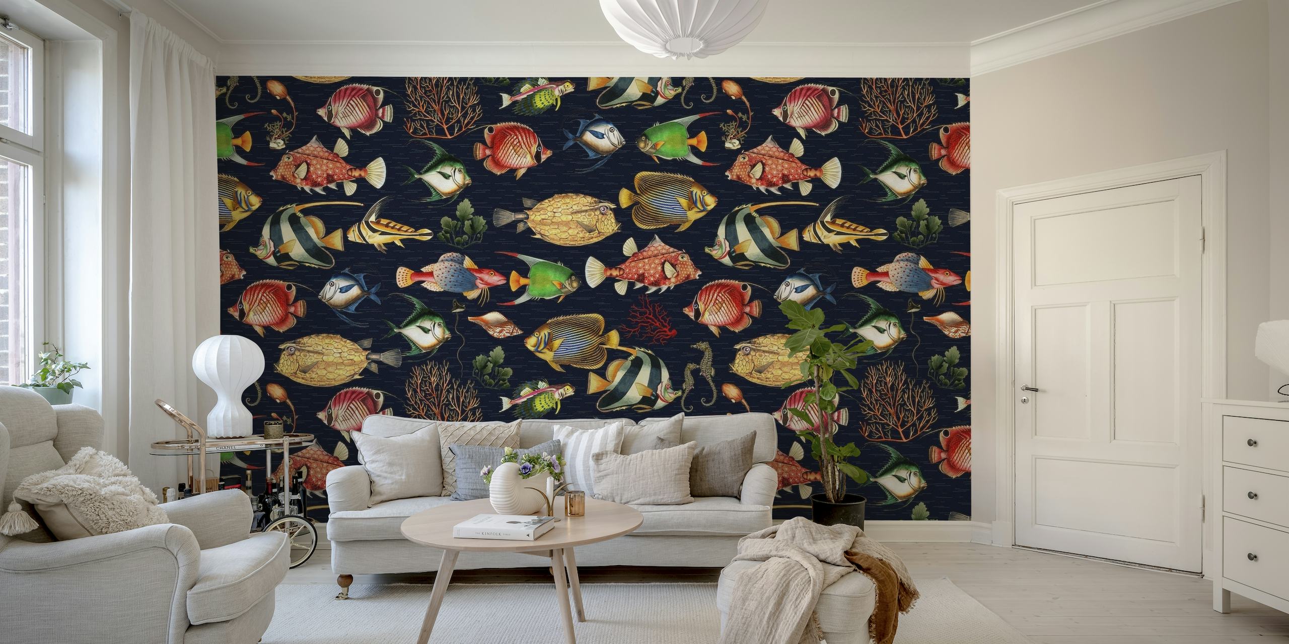 Mural de parede com tema oceânico e padrão de peixes tropicais em tons de azul marinho