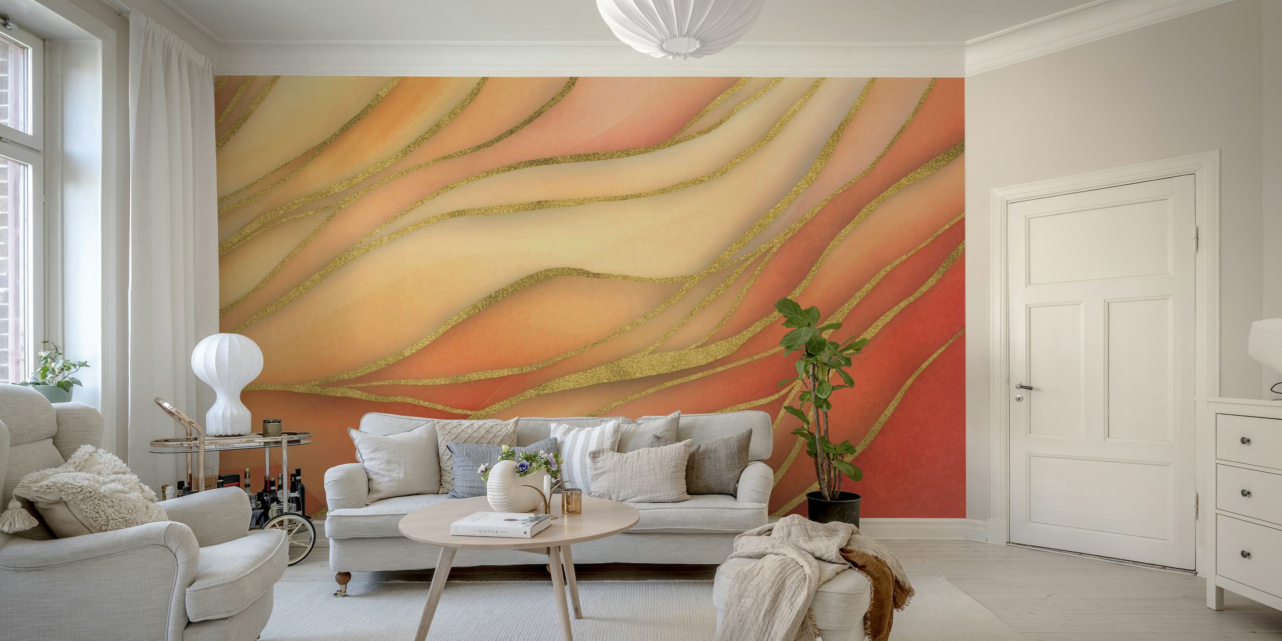 Abstrakt bløde akvarelbølger vægmaleri i orange og guldtoner.