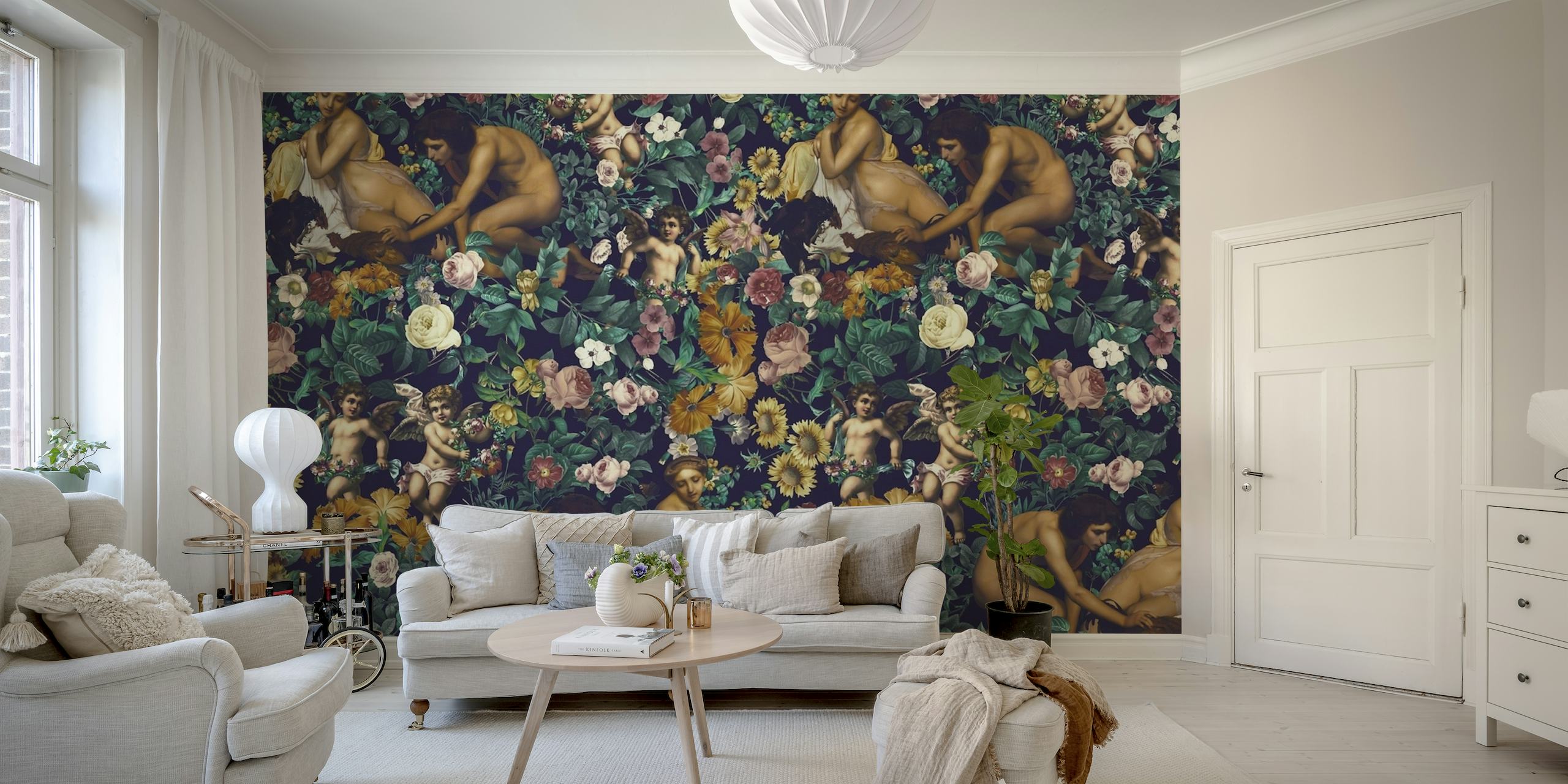 Figuras gregas clássicas em meio a um fotomural vinílico de parede com padrão floral exuberante