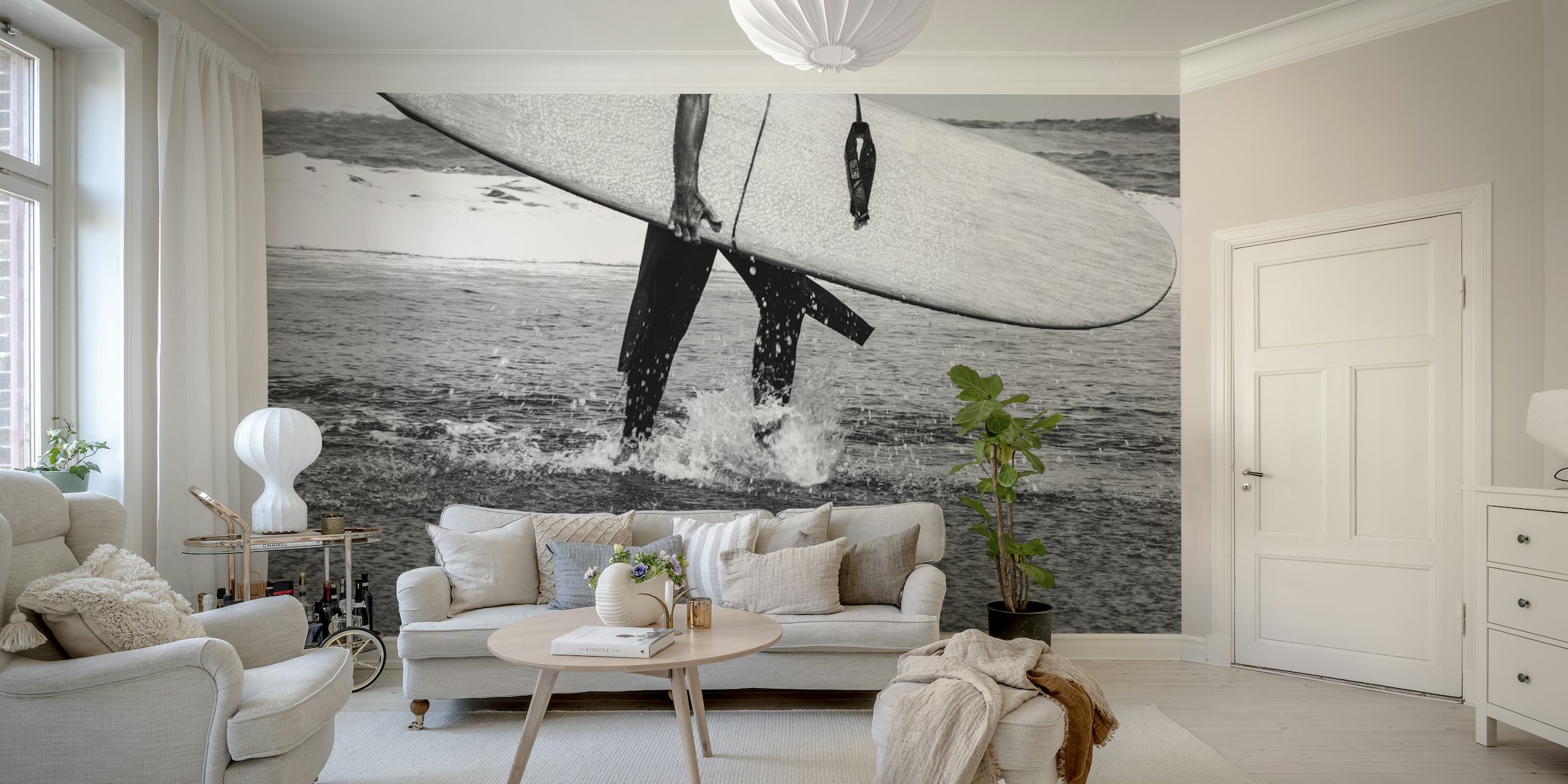 Monochrome surfer en surfplank op strandmuurschildering