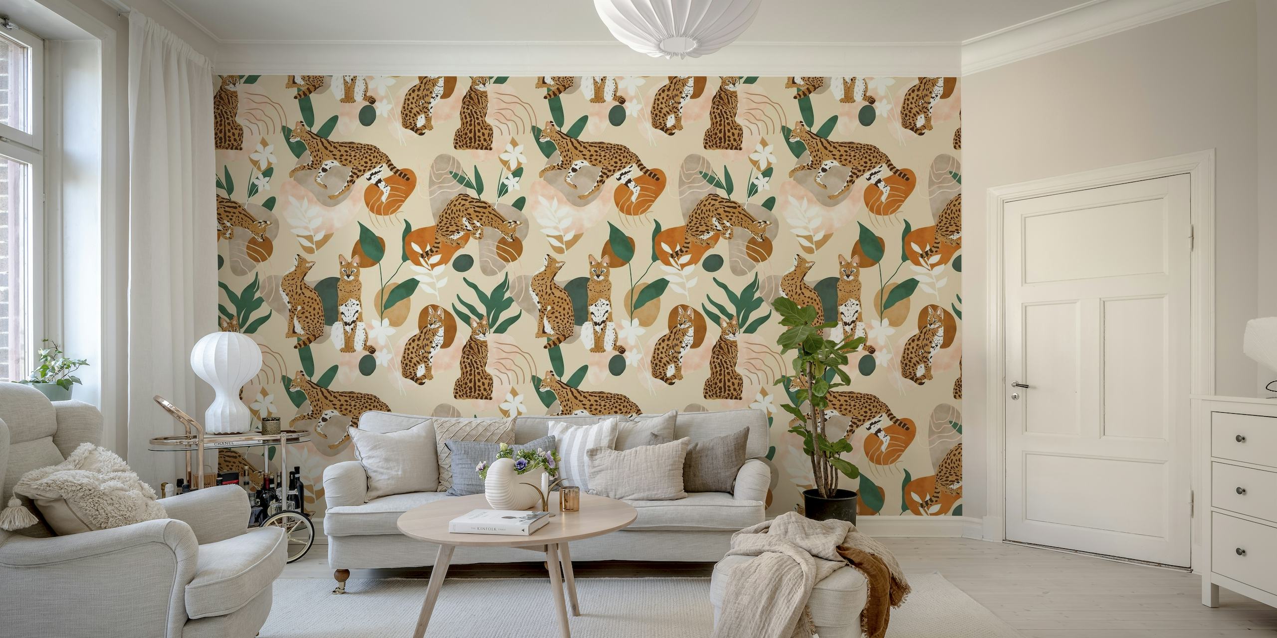 Papier peint nature abstrait chat Serval avec des félins stylisés et des motifs végétaux sur fond neutre.