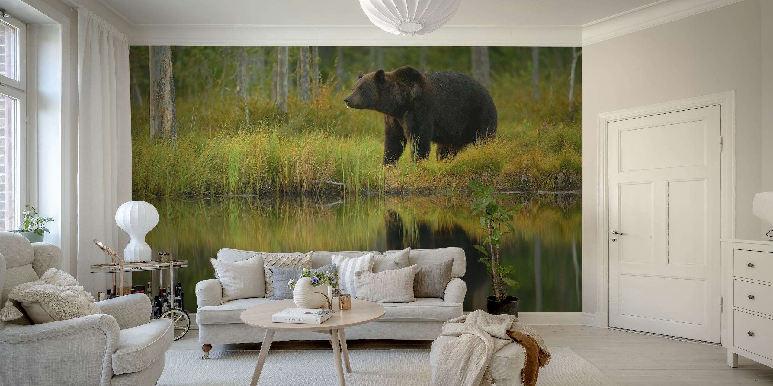 Bjørn ved vannkanten i en skog, med speilbilde