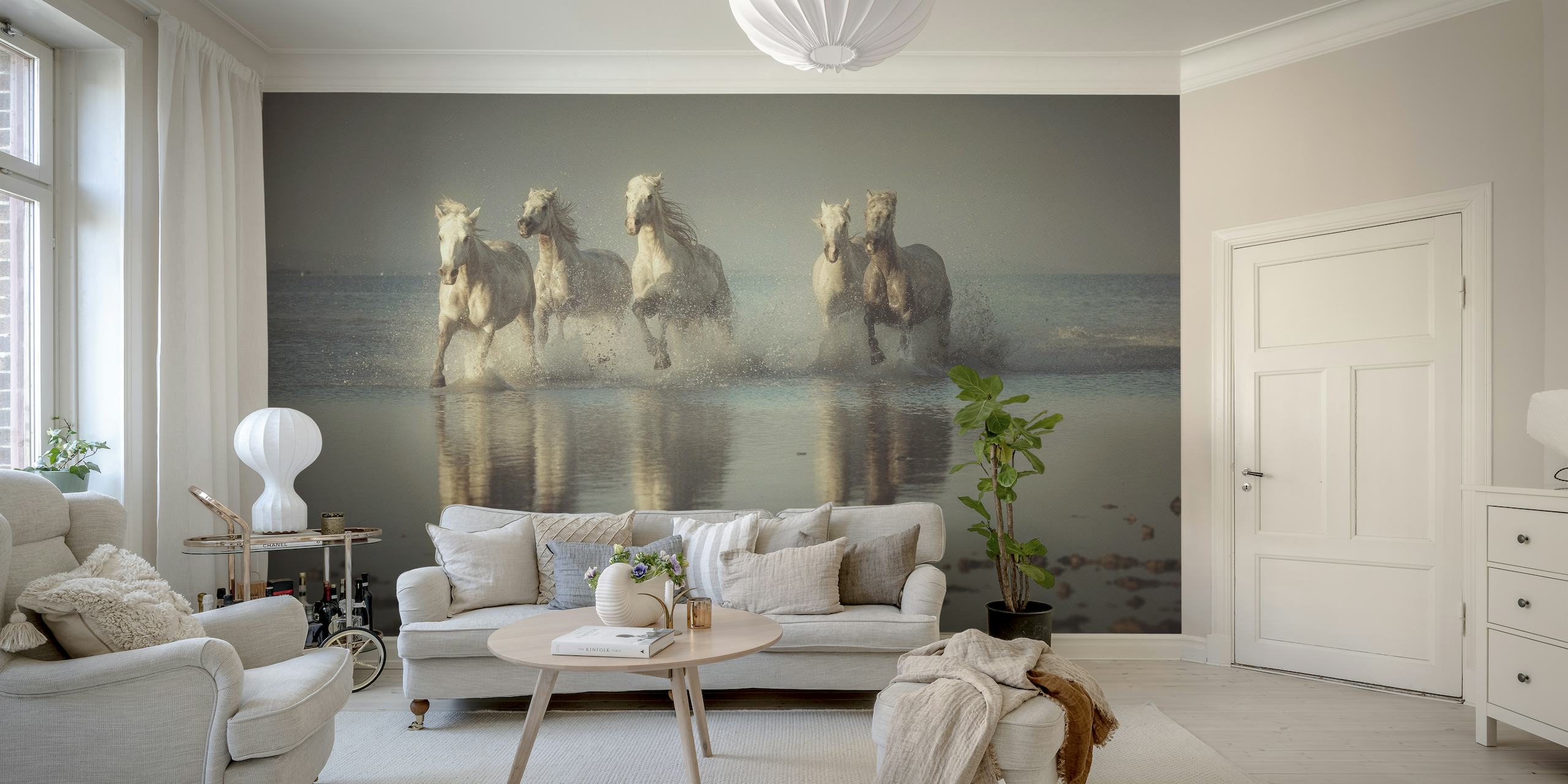 Murale con cavalli Camargue che corrono nell'acqua