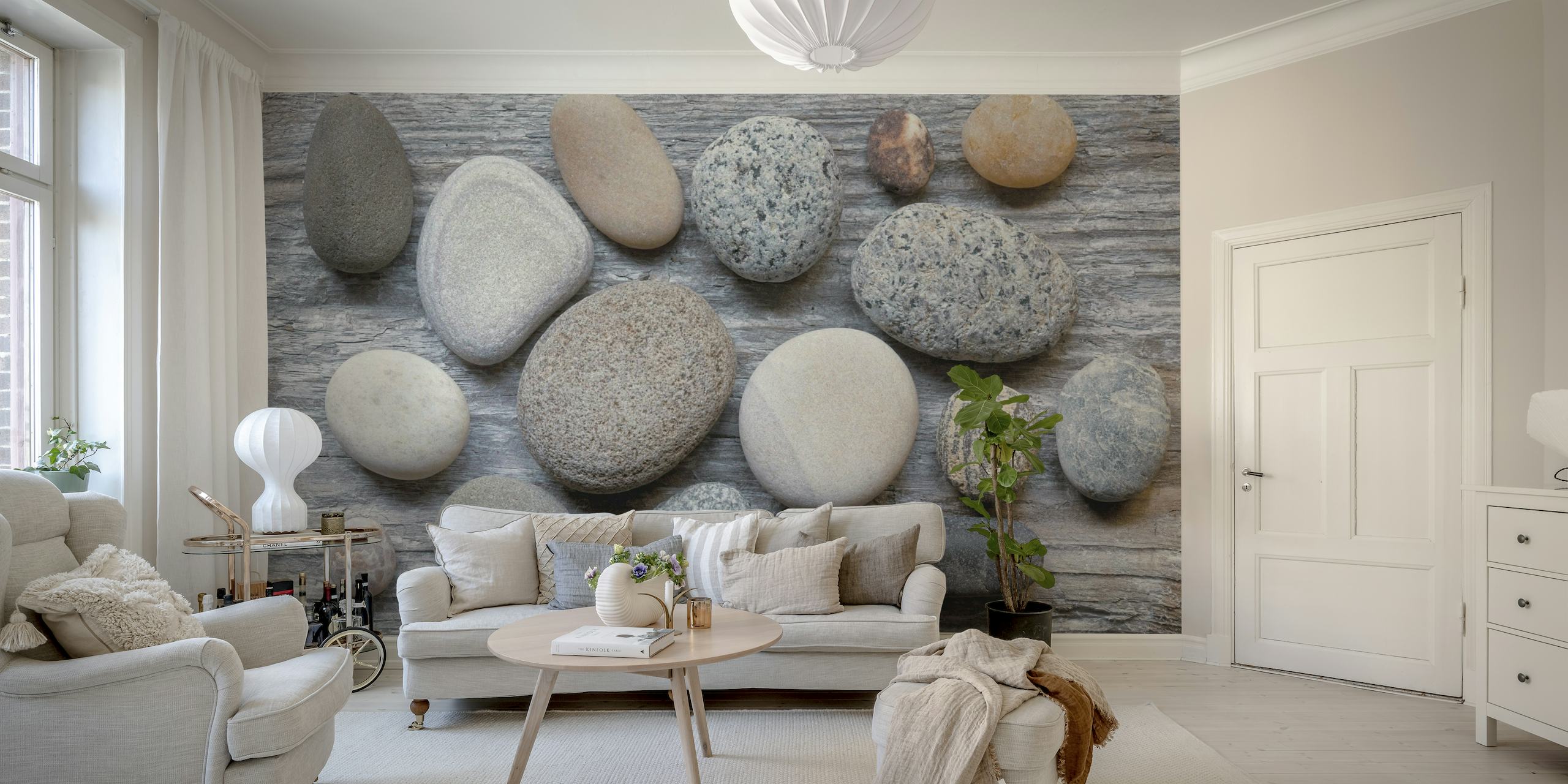 Een verscheidenheid aan gladde grijze kiezelstenen op een muurschildering met houtstructuur als achtergrond