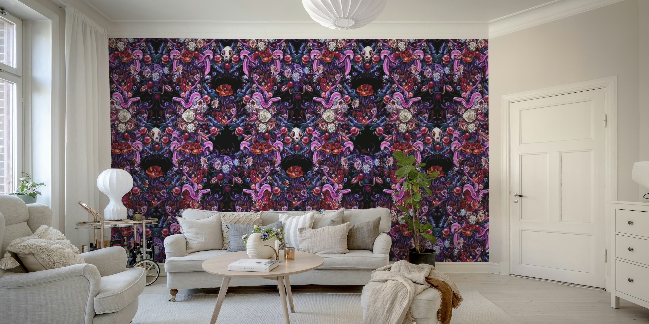 Mural de pared de inspiración gótica con un patrón simétrico de serpientes, calaveras y flores en tonos morado, rosa y azul.