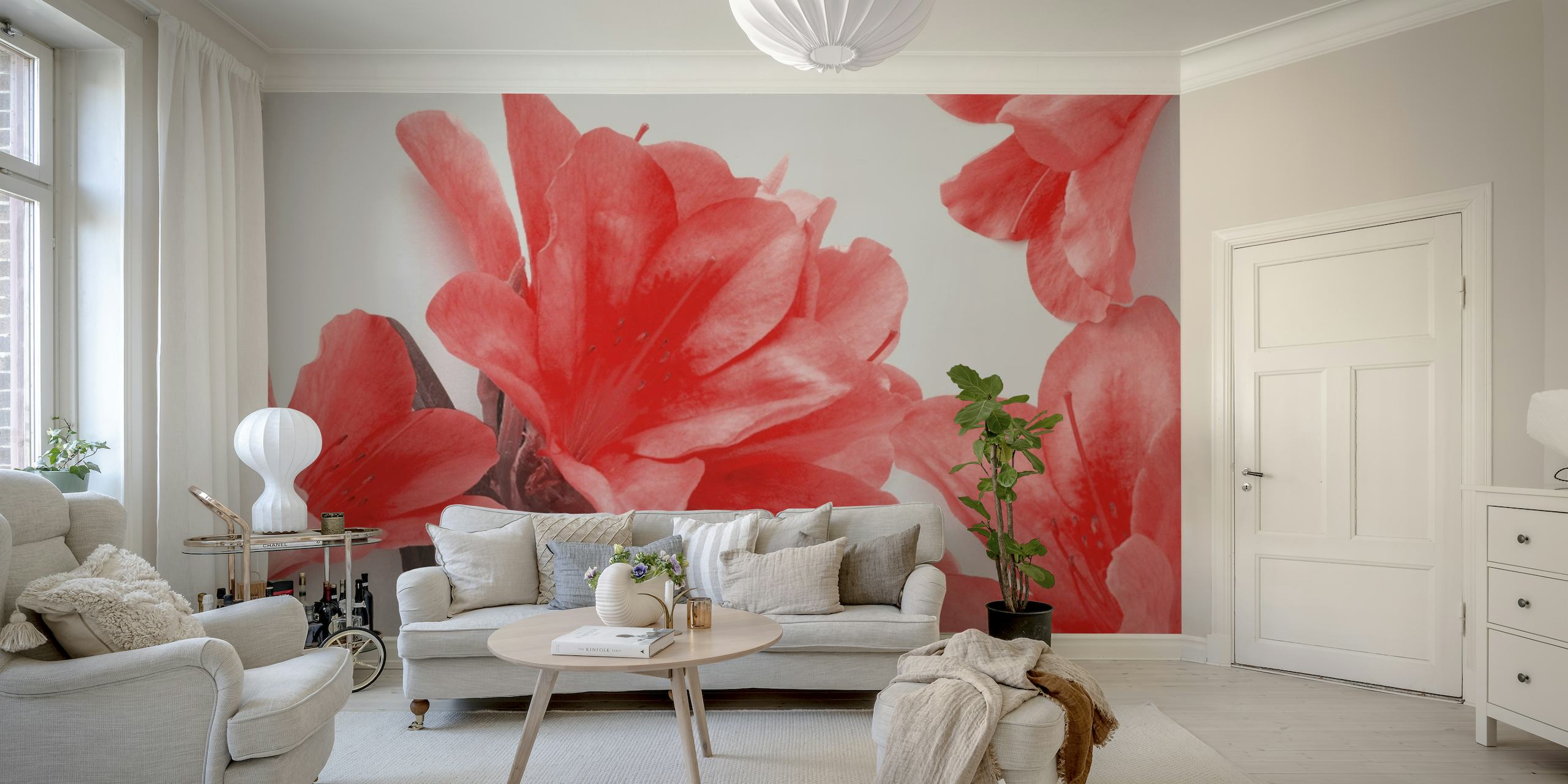 Elegante rode lelies muurschildering met een zachte achtergrond, perfect voor interieurdecoratie