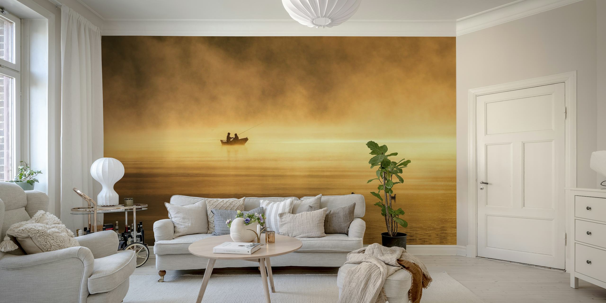 Poklidná scéna rybářské lodi na zamlženém jezeře při východu slunce v nástěnné malbě „Fishing for Glory“.