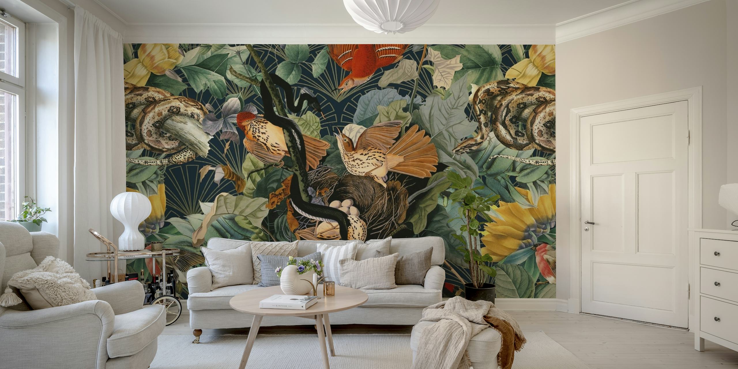 Mural de parede vibrante com pássaros exóticos e cobras em meio a uma vegetação exuberante