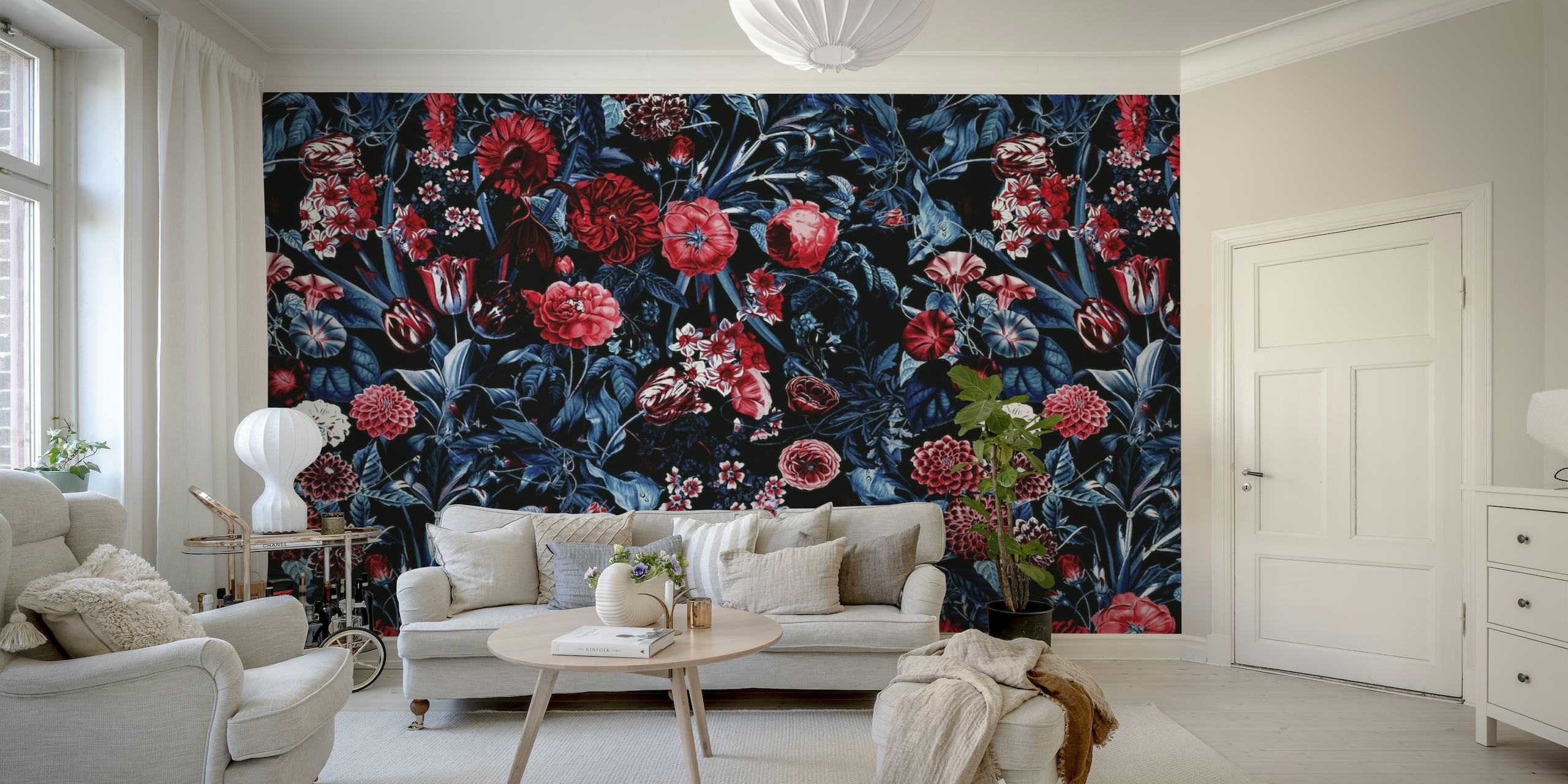 Flores vermelhas e brancas vibrantes com romãs em um fundo azul profundo no mural de parede 'Exotic Garden - Night X'.