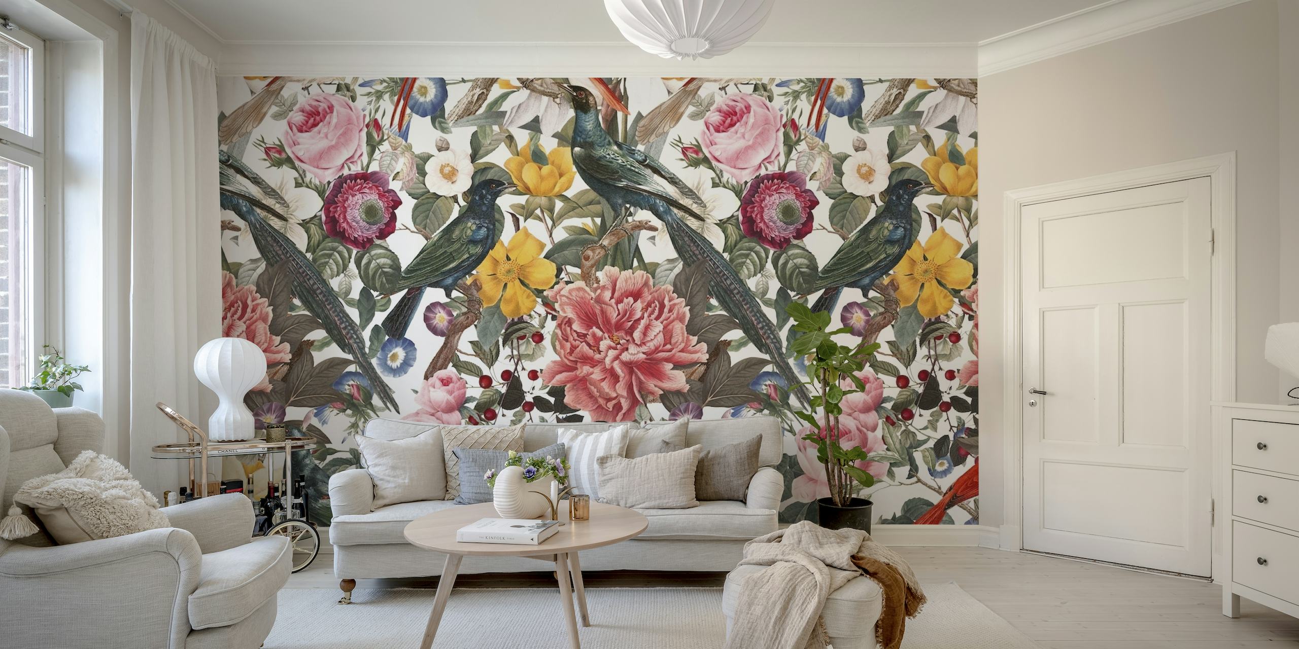 Mural de parede floral e de pássaros com peônias exuberantes e pássaros brincalhões em um fundo suave