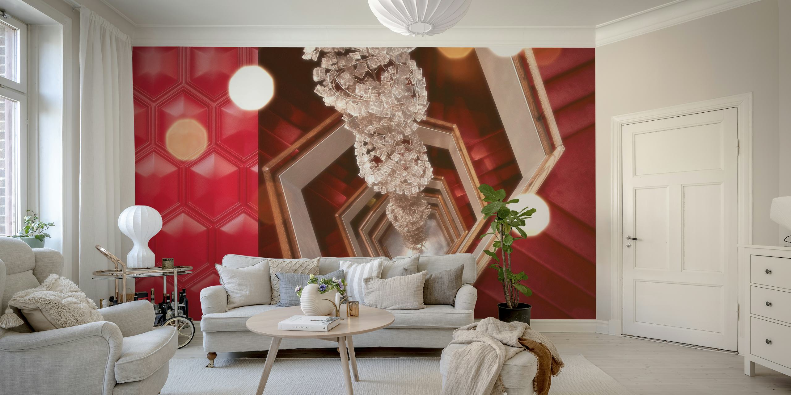 Lampadario vintage e motivi geometrici in un murale ispirato al cinema