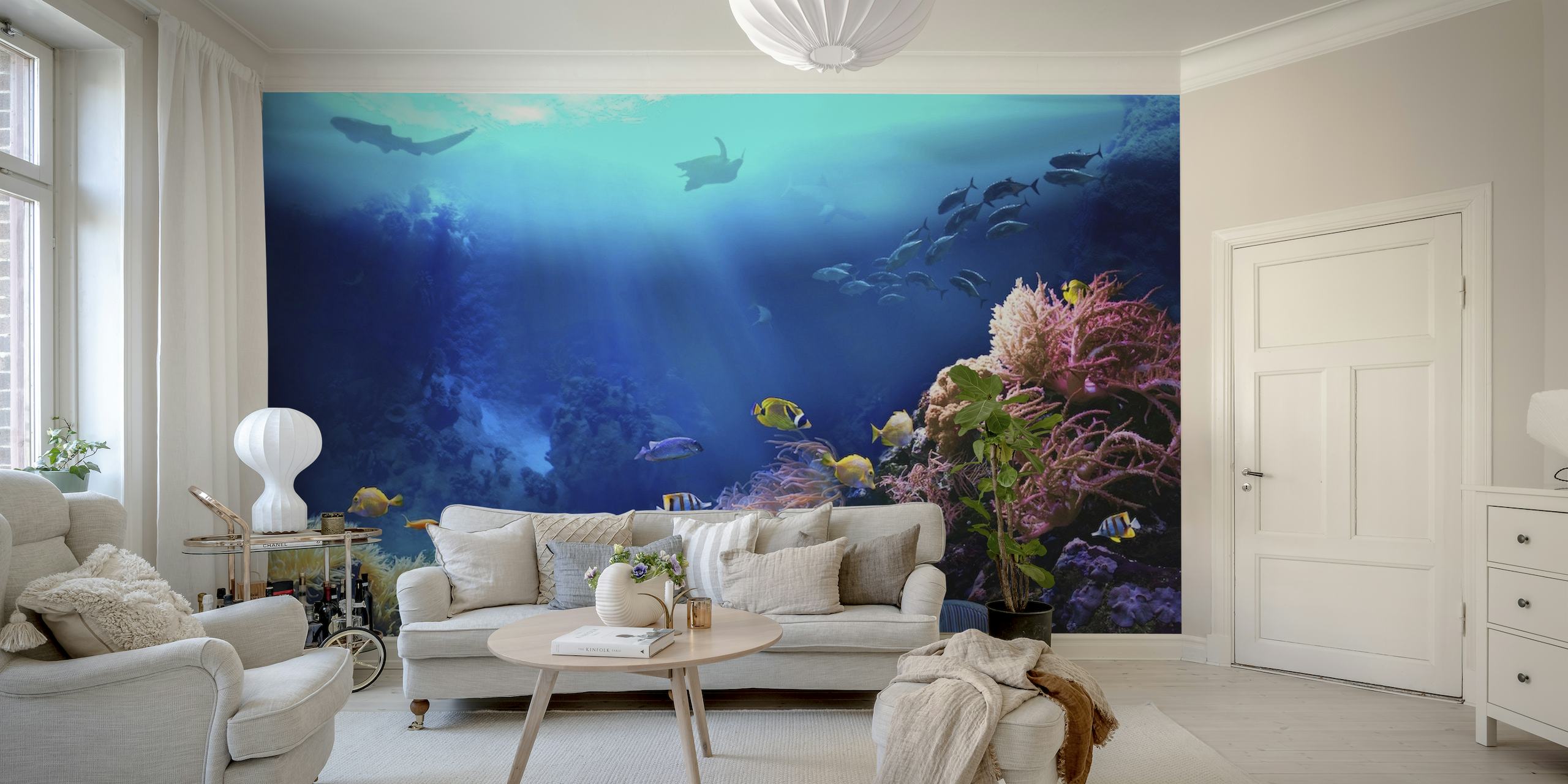 Colorato paesaggio marino sottomarino con murale di coralli e pesci