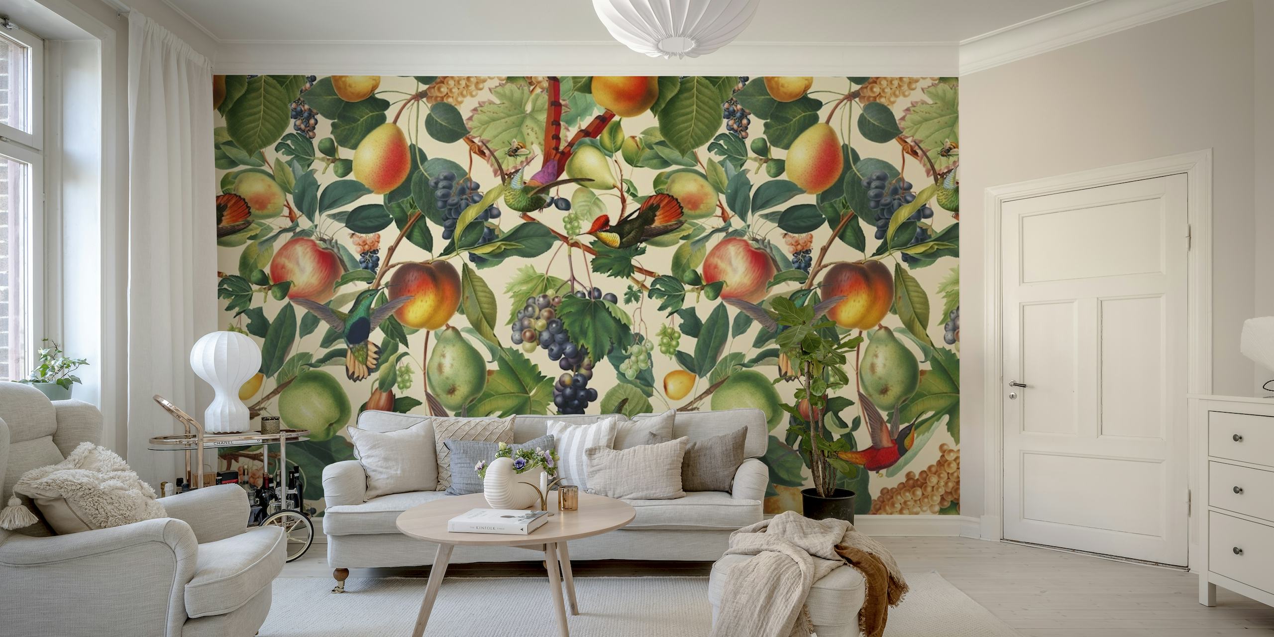 Mural de pared con temática veraniega con una variedad de frutas como melocotones y uvas en medio de un patrón de hojas verdes