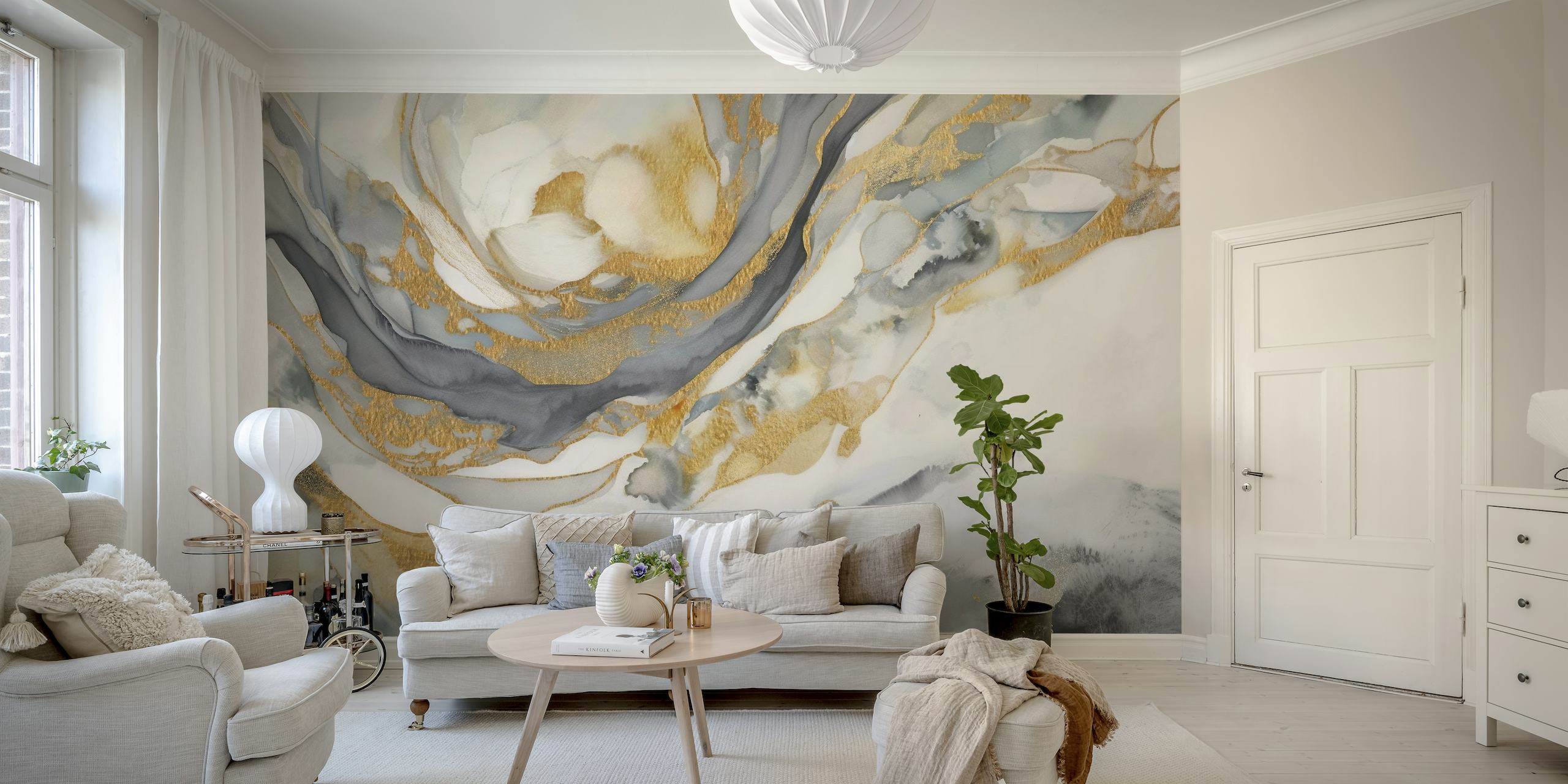 Abstrakti seinämaalaus, jossa pyöriviä kulta-, harmaa- ja valkoinen marmorikuvioita