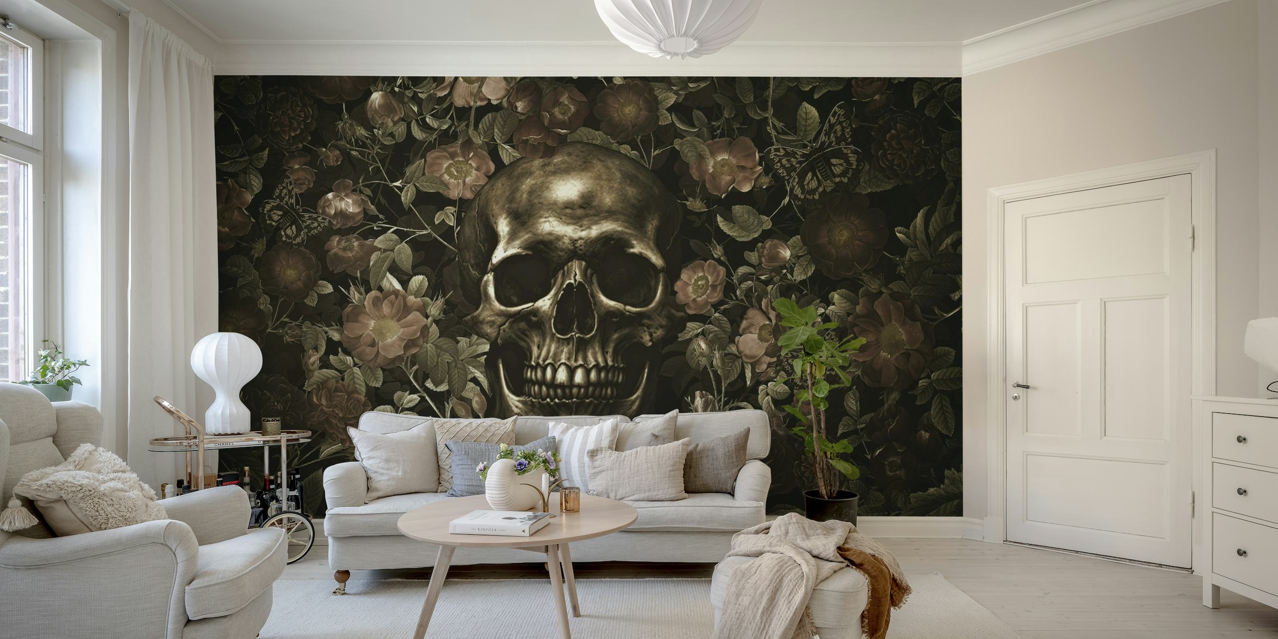 Um mural de parede de inspiração gótica com uma caveira dourada cercada por rosas escuras em flor