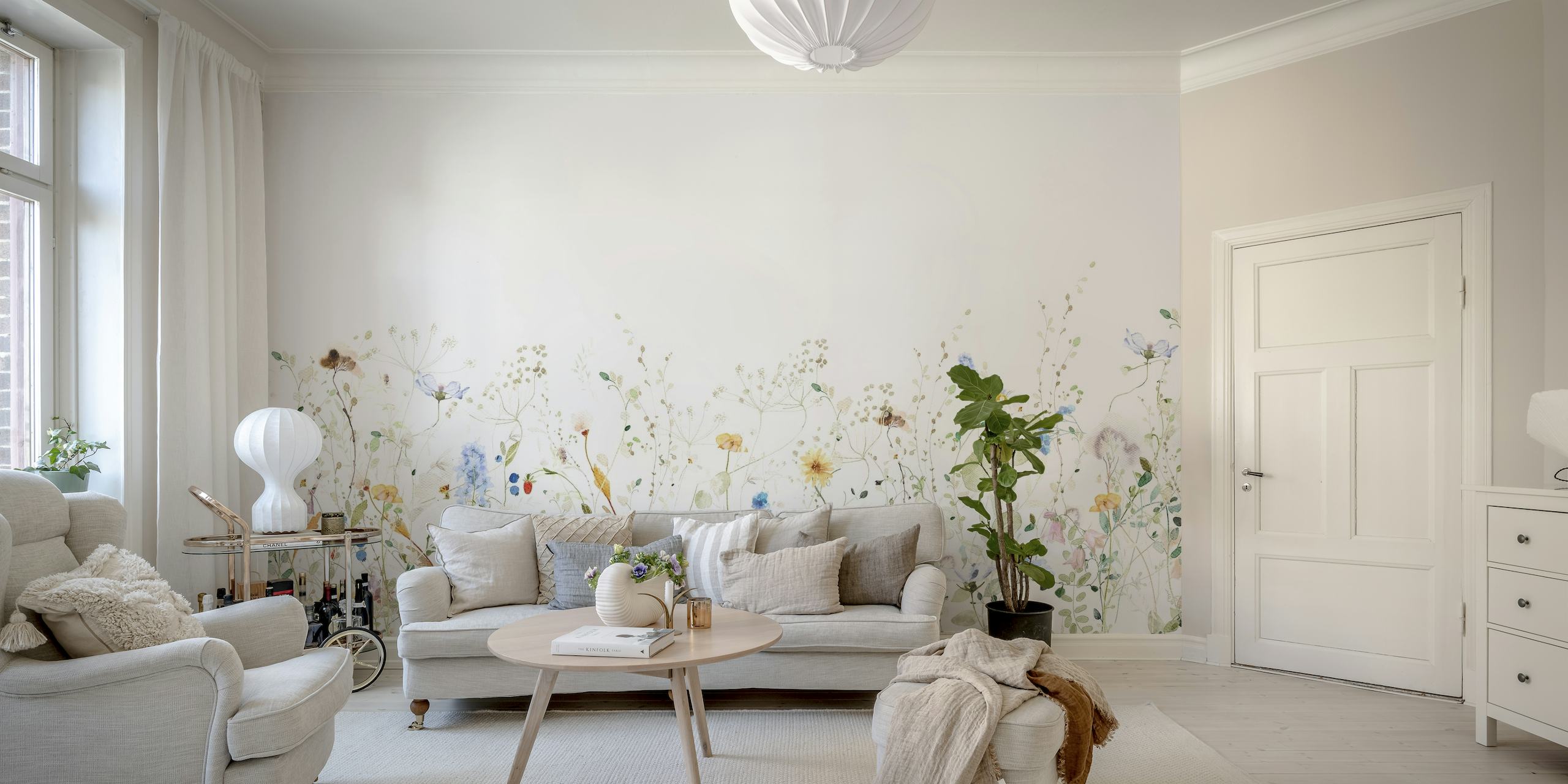 Farverige vilde blomster fint spredt over en lys baggrund og skaber et frodigt eng-lignende vægmaleri