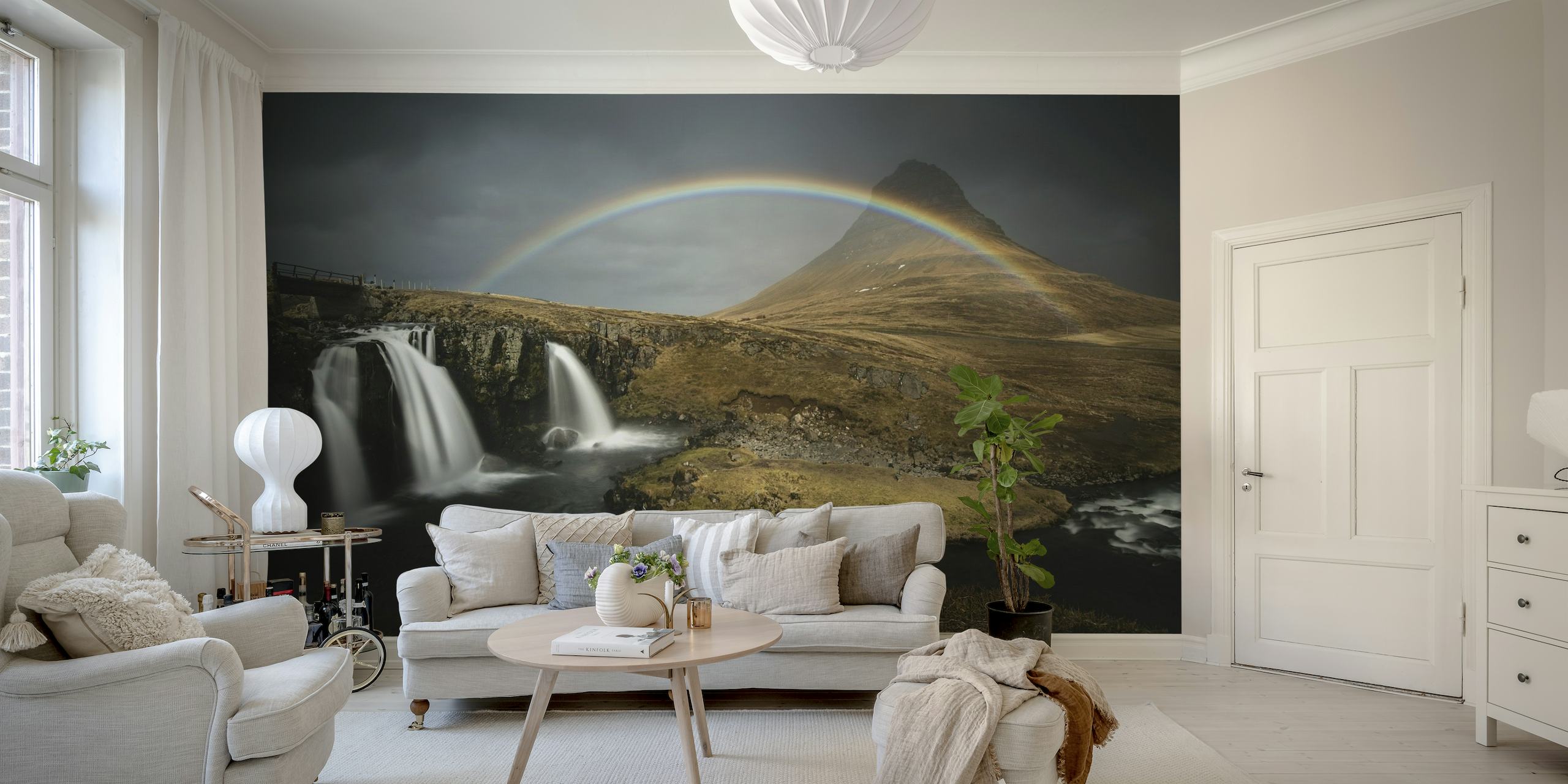 Planina Kirkjufell na Islandu s vodopadom i zidnim muralom u boji duge