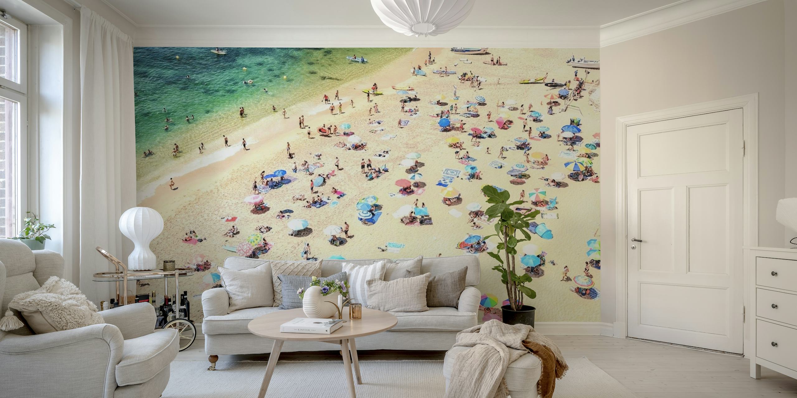 Vista aérea del mural de la playa de Benagil con bañistas y sombrillas de colores