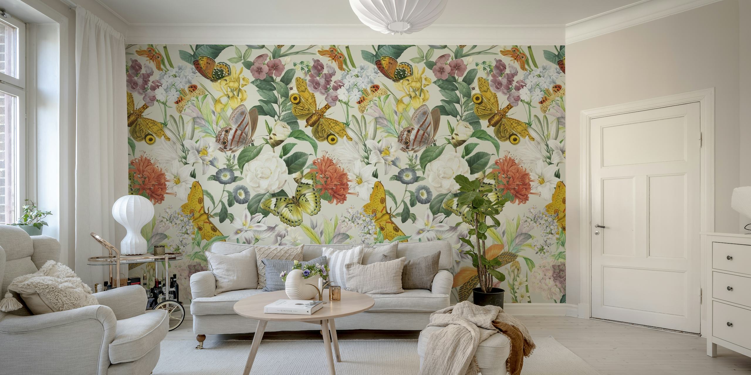 Et vægmaleri med et smukt mønster af møl, sommerfugle og blomsterelementer i bløde pastelfarver.