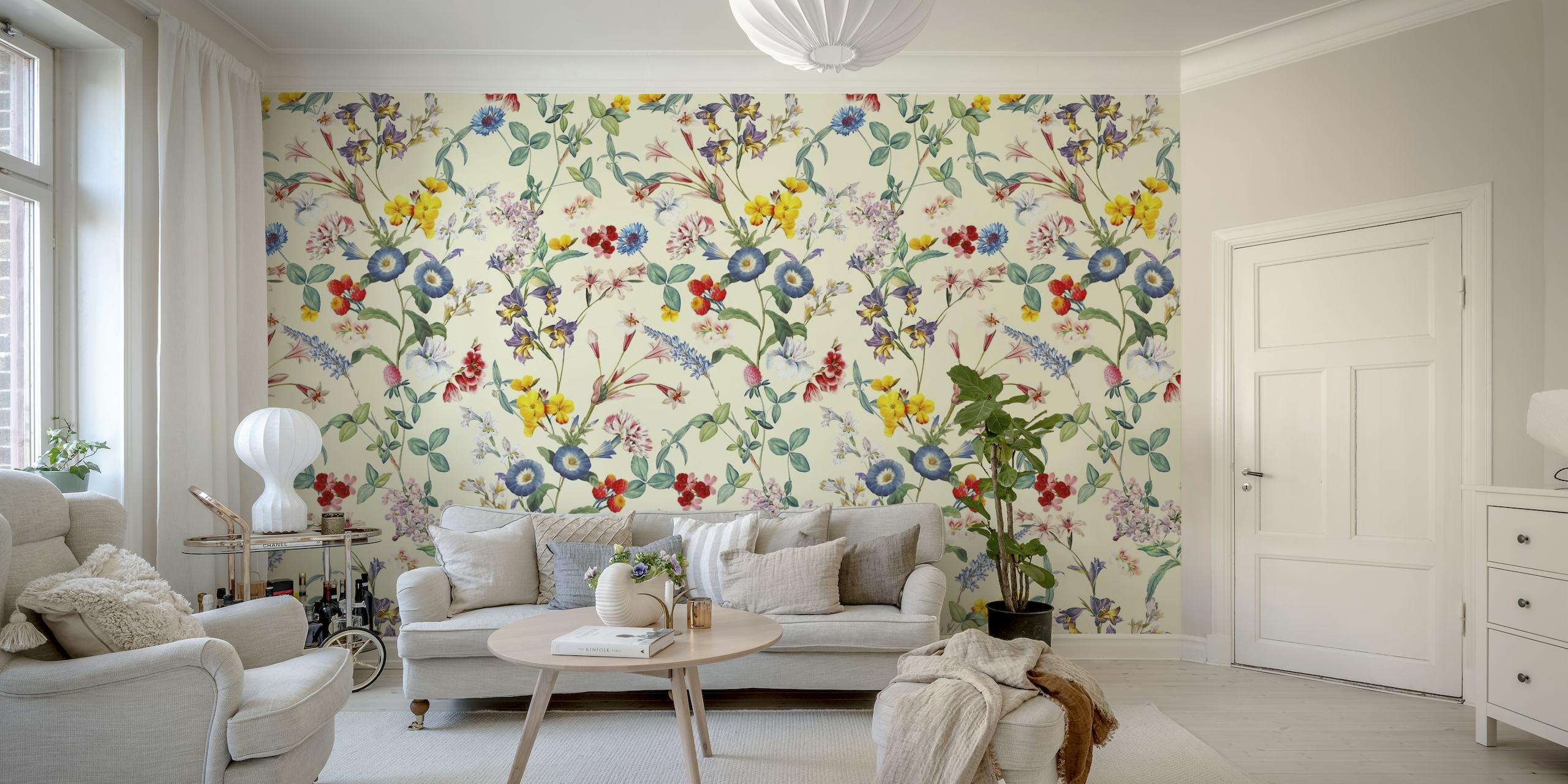 Farverigt vægmaleri med vilde blomster og sommerfuglemønstre