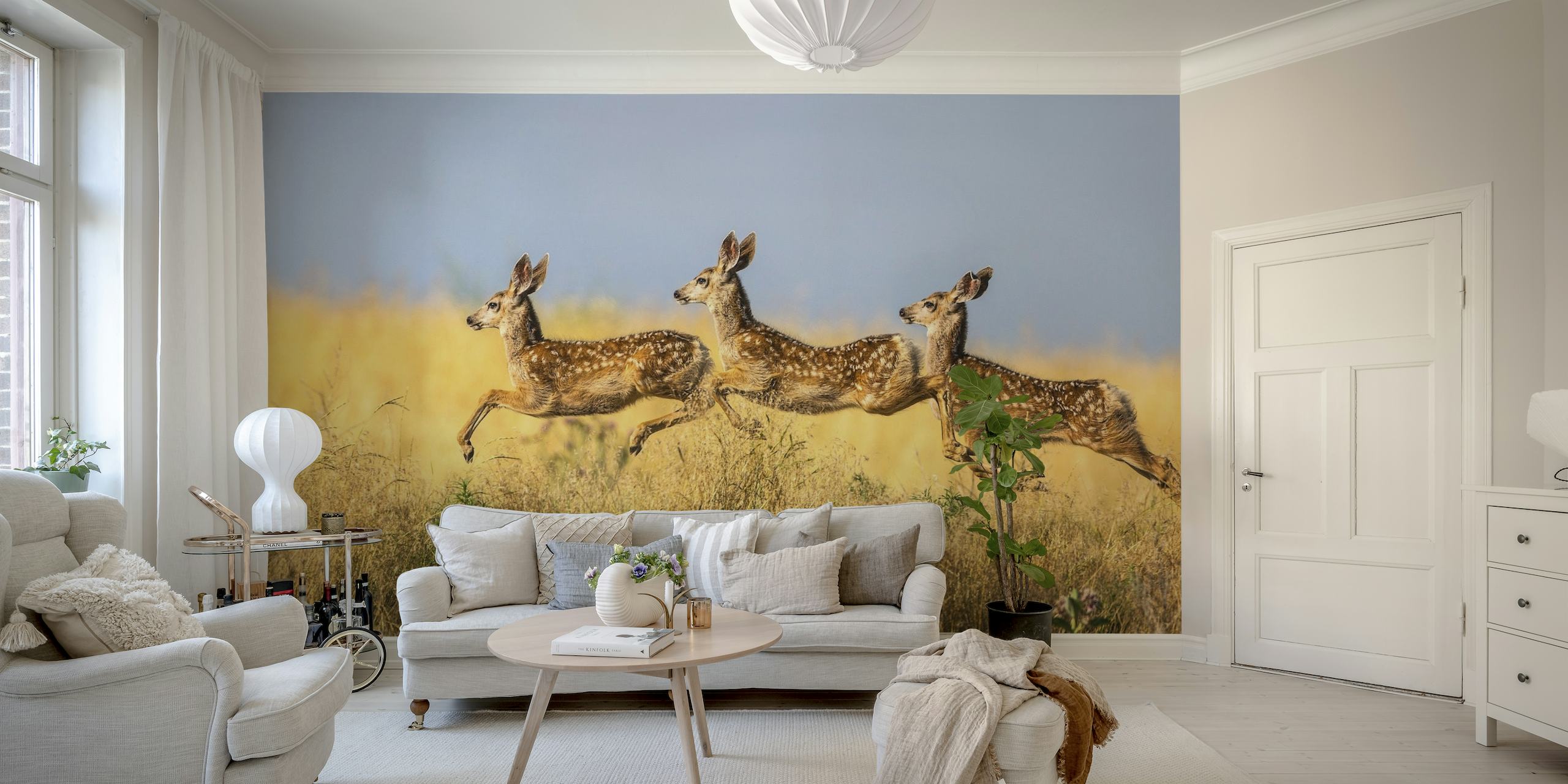 Tři zvířata skákající přes savanu v nástěnné malbě „Trojitý skok“.