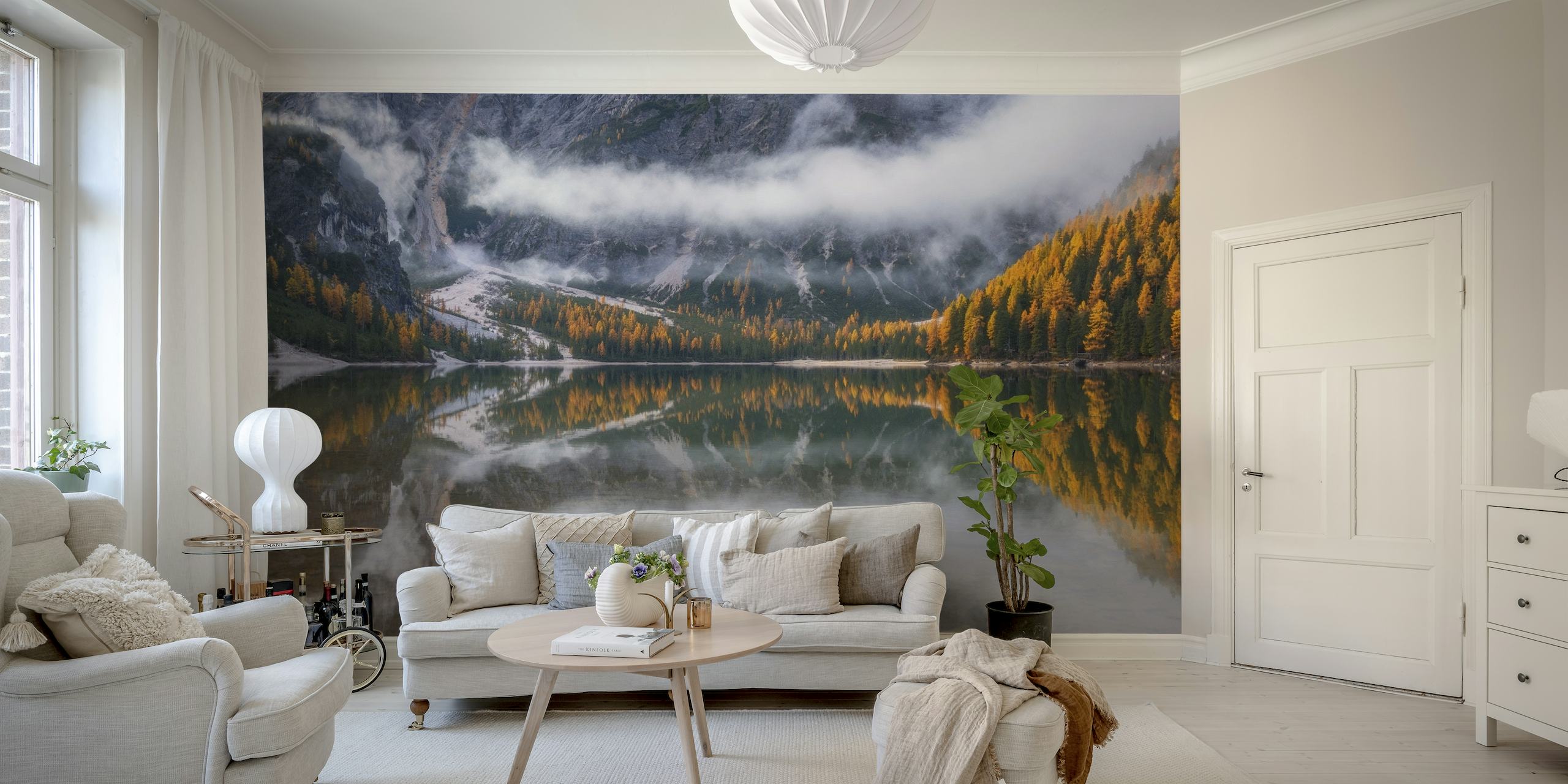 Syksyinen järven heijastusseinämaalaus, jossa sumuinen vuori ja puita