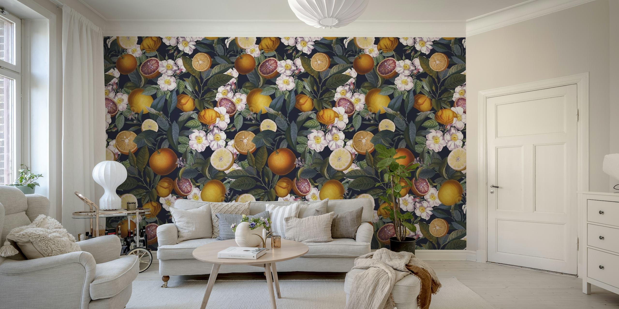 Ein Wandgemälde mit dem Namen „Juicy Lemons – Night“ zeigt ein Muster aus reifen Zitronen und Blumen auf einem dunklen Hintergrund