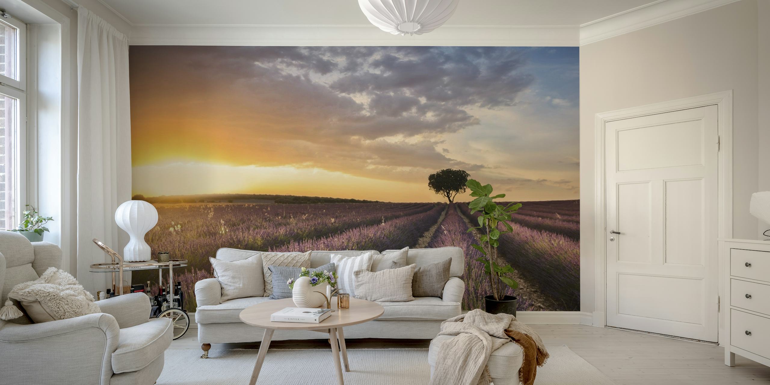 Lavendelmarker vægmaleri med solnedgang og ensomt træ