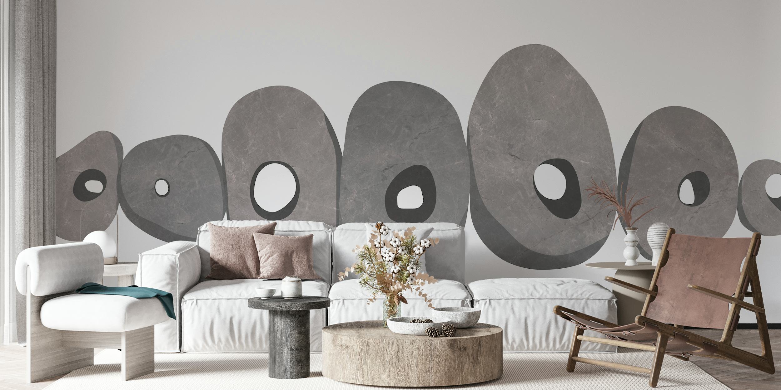 Mural de roca en la playa con piedras apiladas en escala de grises