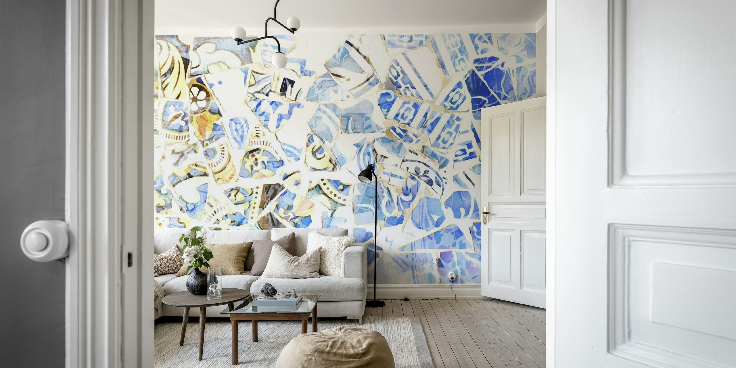 Abstrakti mosaiikkiseinämaalaus sinisen ja valkoisen sävyissä, Barcelonan taiteen inspiroima