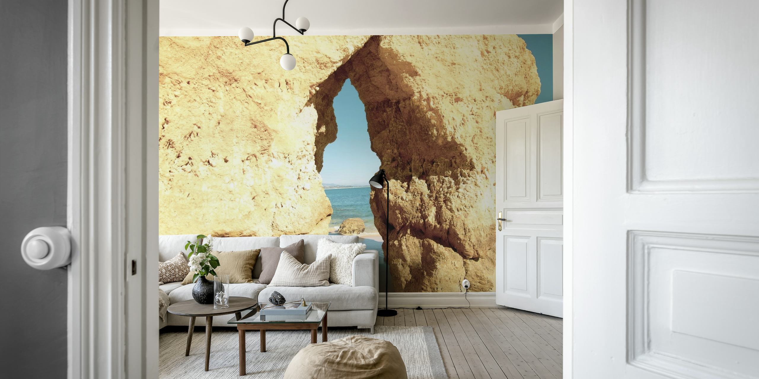 Arco di roccia naturale sul murale di Camilo Beach con cielo azzurro e sabbia dorata
