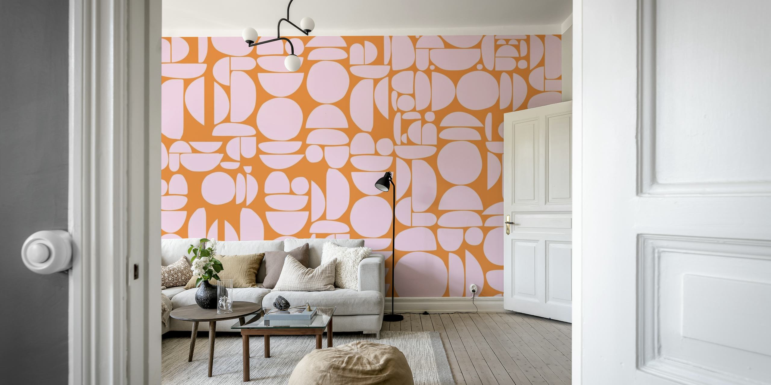 Dizajn zidnog murala sa apstraktnim narančastim i ružičastim izrezima okruglih oblika